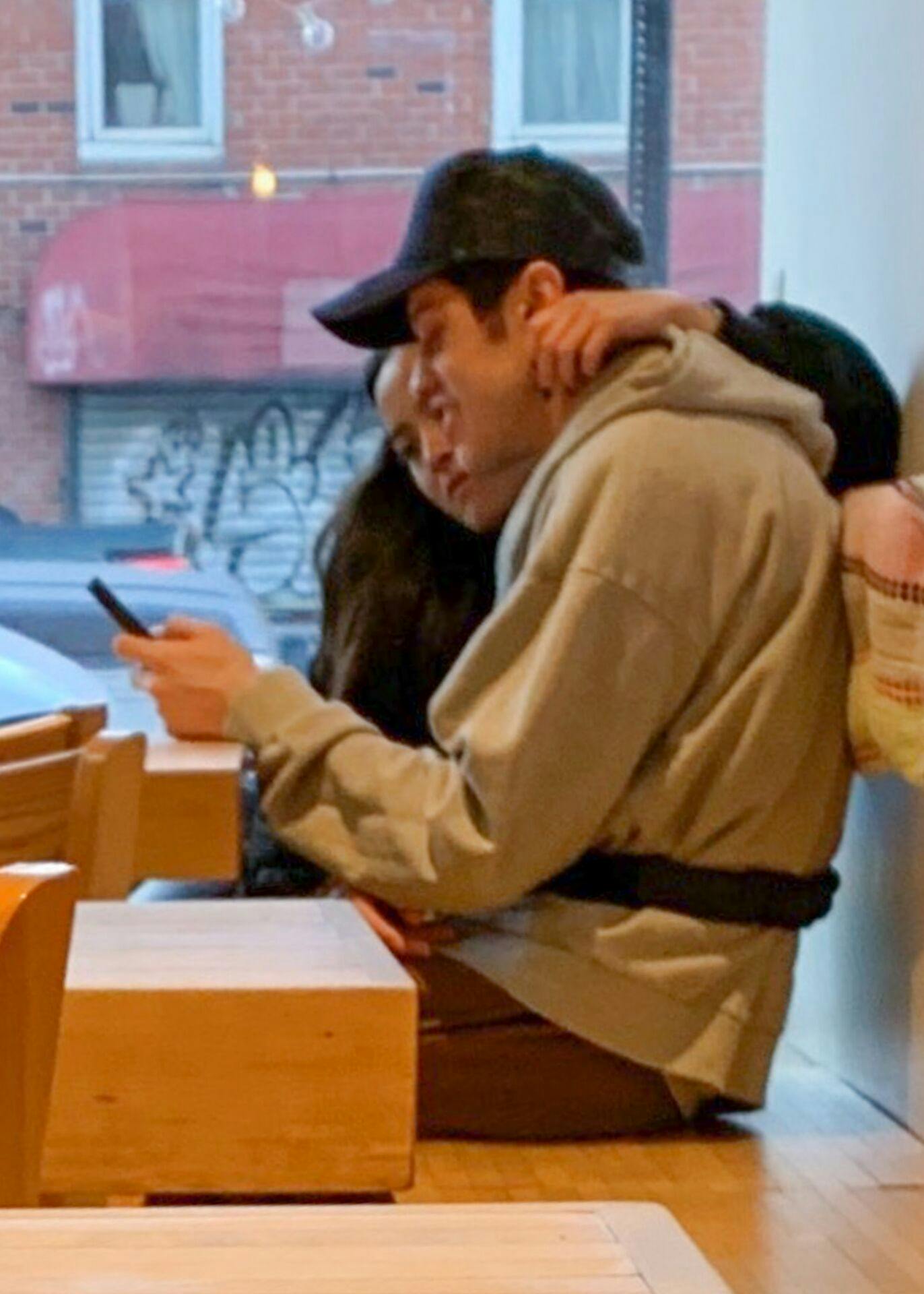 Chase Sui Wonders havde flere gange armen rundt om Pete Davidson.