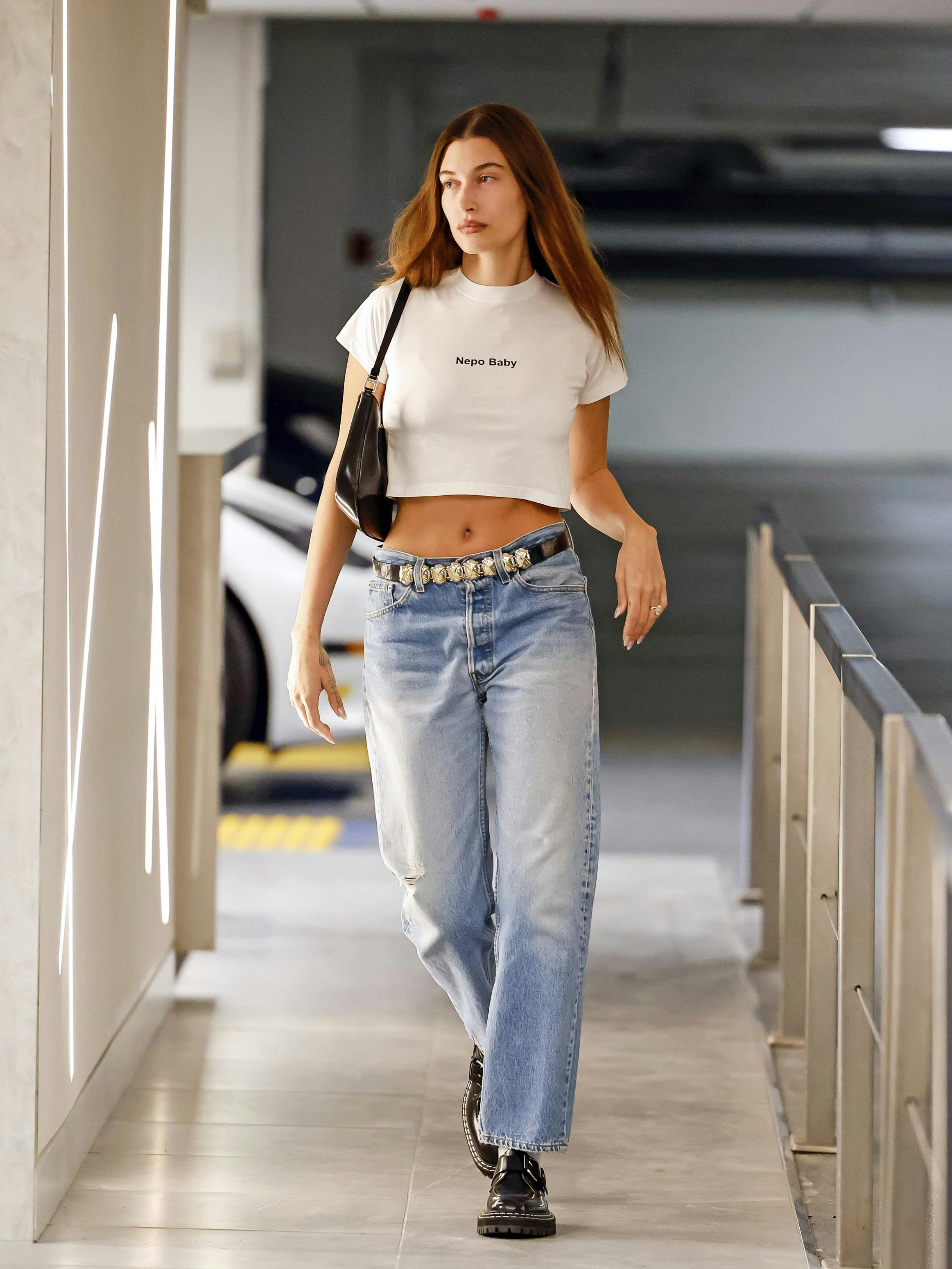 Hailey Bieber sender et tydeligt statement med sin t-shirt.
