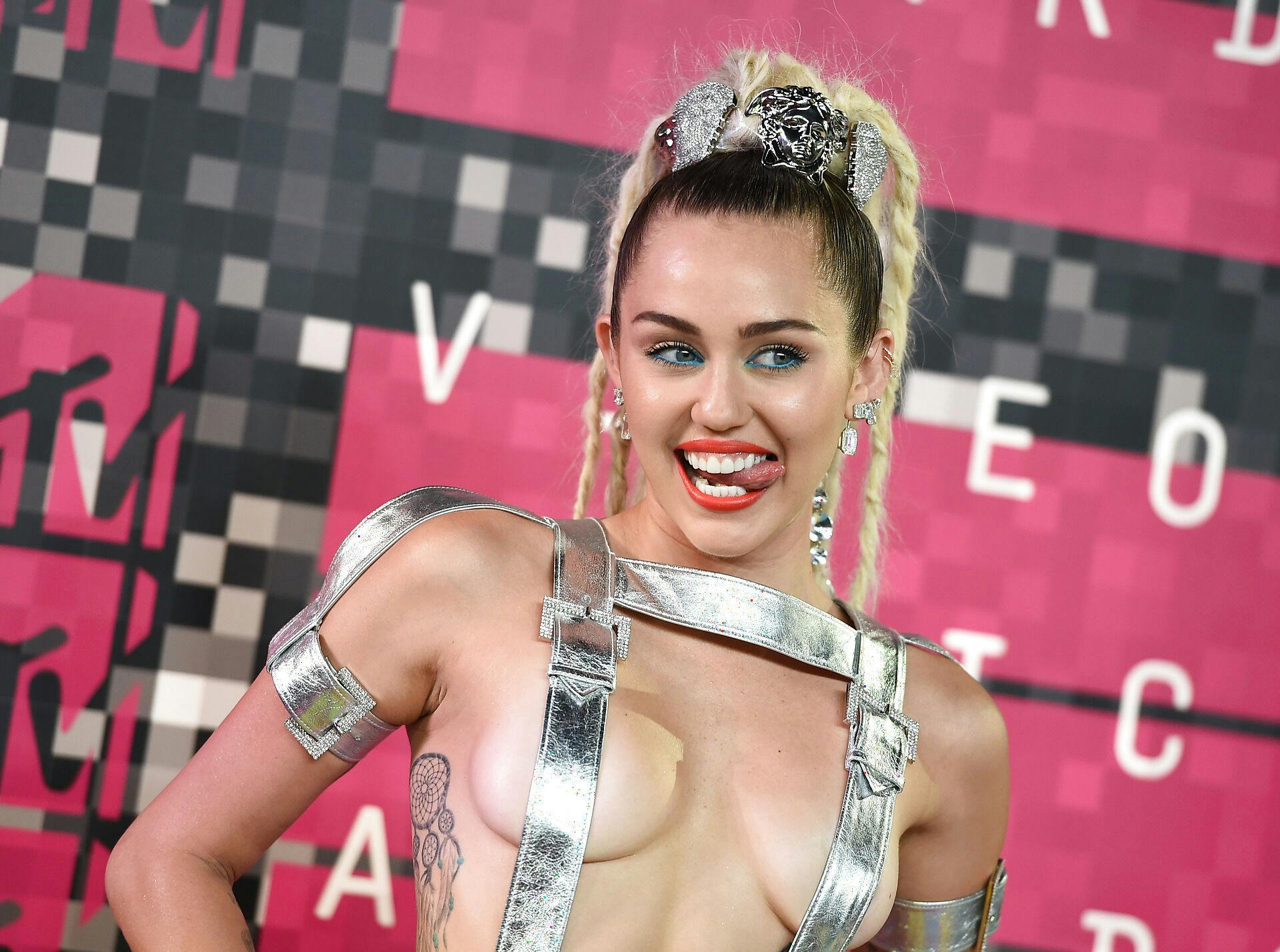 Miley Cyrus er sjældent bleg for at vise lidt hud. Her da hun i 2015 var vært ved årets MTV Video Music Awards.