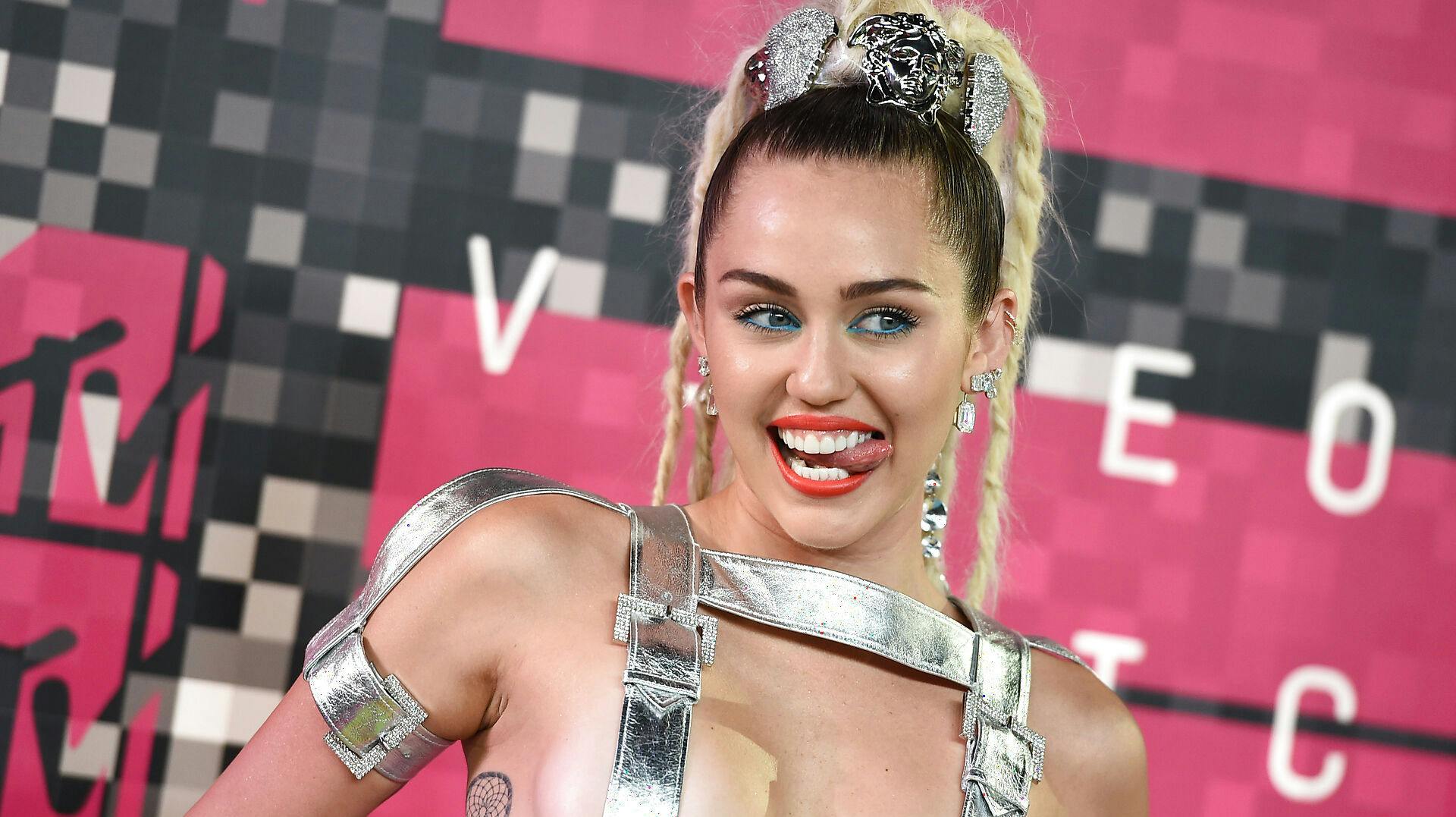 Miley Cyrus er sjældent bleg for at vise lidt hud. Her da hun i 2015 var vært ved årets MTV Video Music Awards.