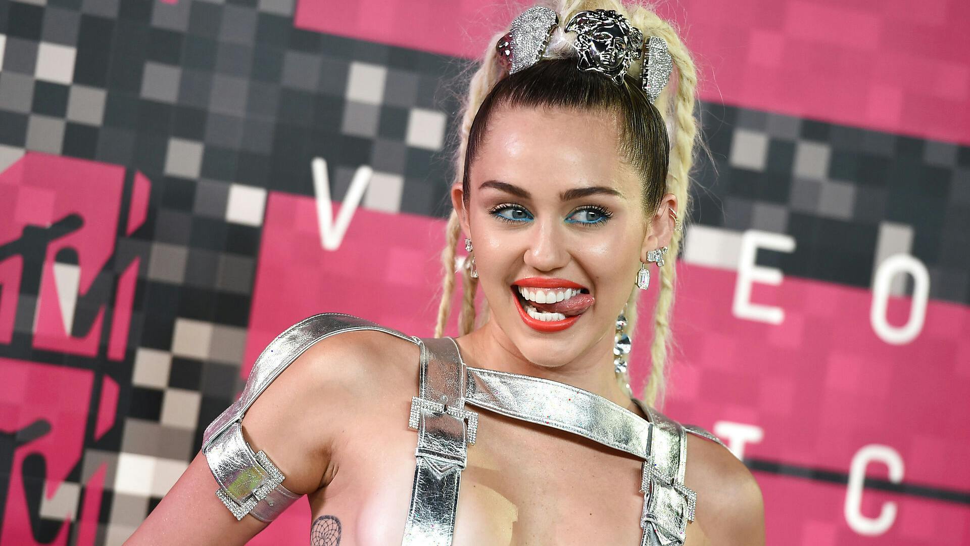 Miley Cyrus er sjældent bleg for at vise lidt hud. Her da hun i 2015 var vært ved årets MTV Video Music Awards.
