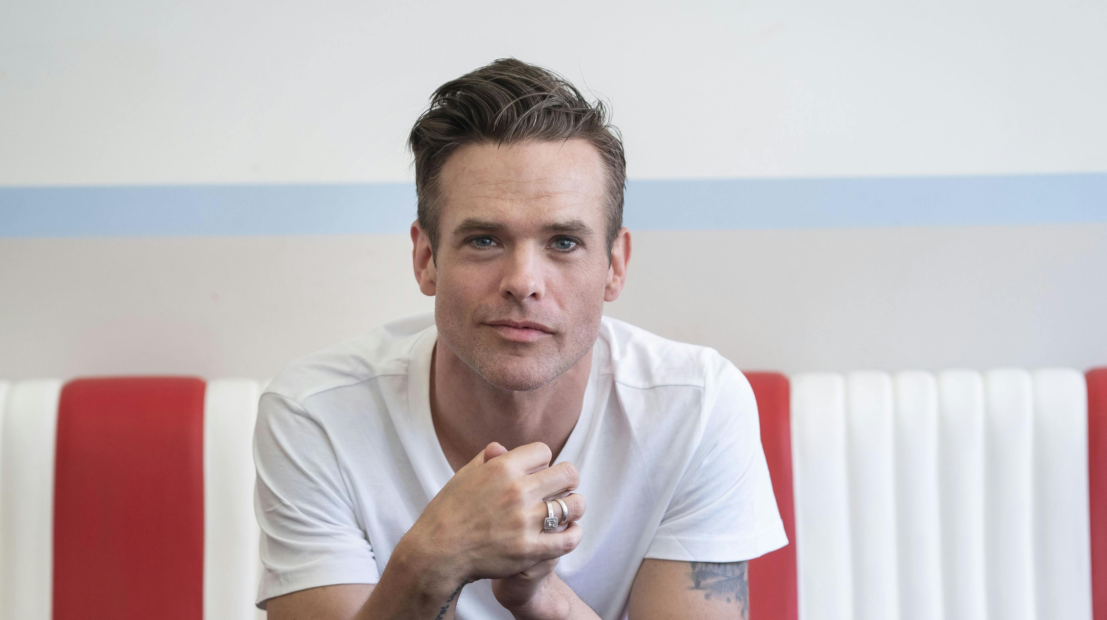 Silas Holst har mistet sin far, der længe kæmpede mod alzheimers. 