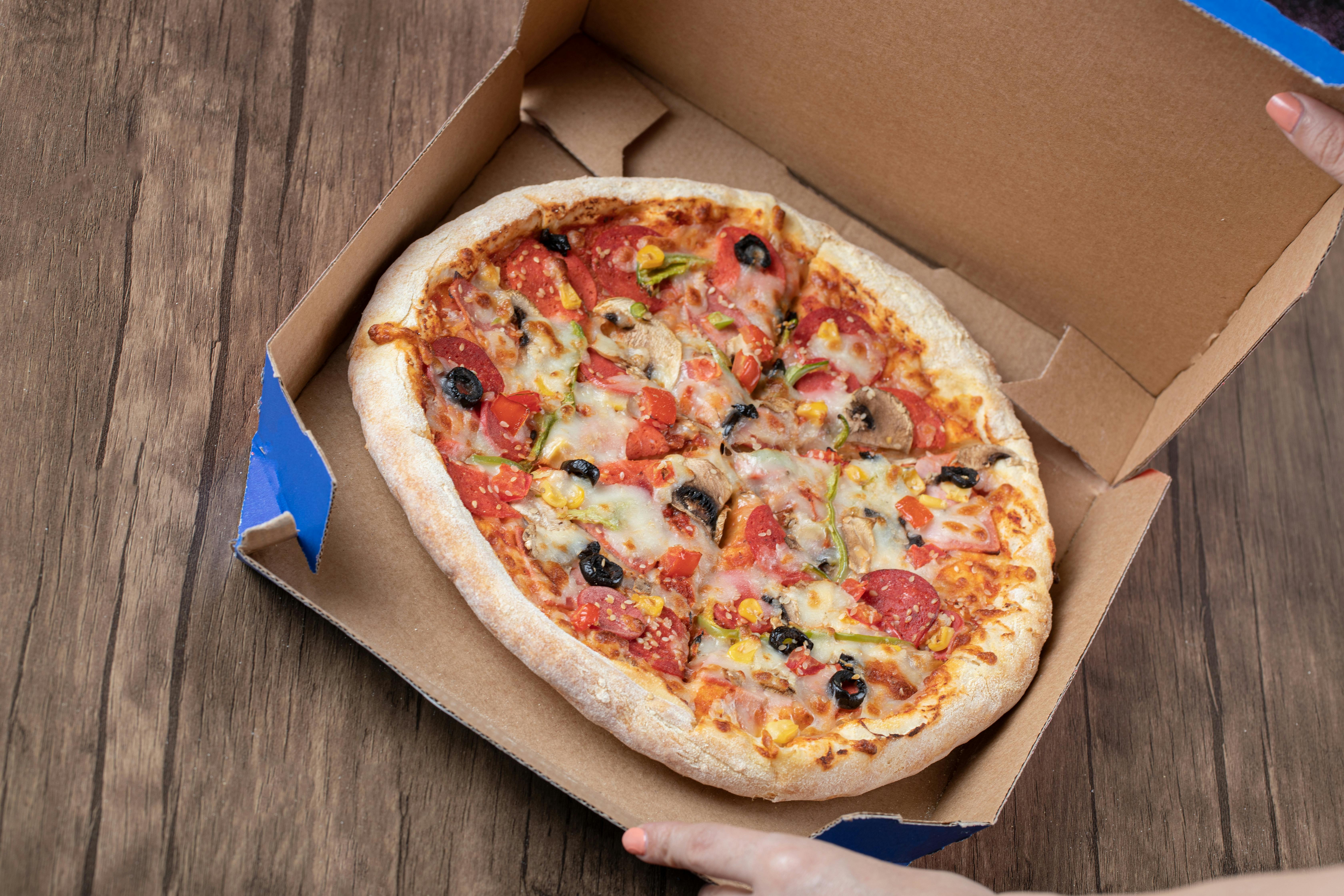 Et bud fra det lokale pizzeria fik sig noget af et chok, da en utilfreds kunde tvang ham ind i sin bolig og låste døren.