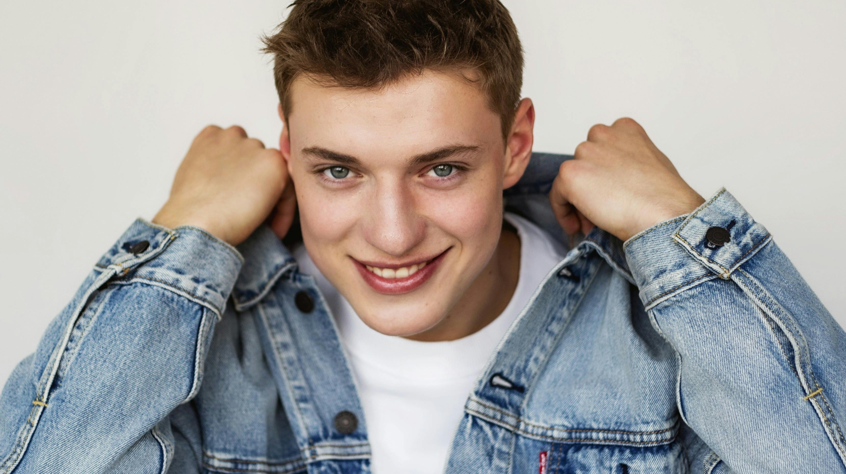 Lasse Skriver glæder sig til august. Tirsdag er det kommet frem, at "X Factor"-deltageren skal optræde i Bøgeskoven i årets sidste sommermåned, når Smukfest løber af stablen. nbsp;