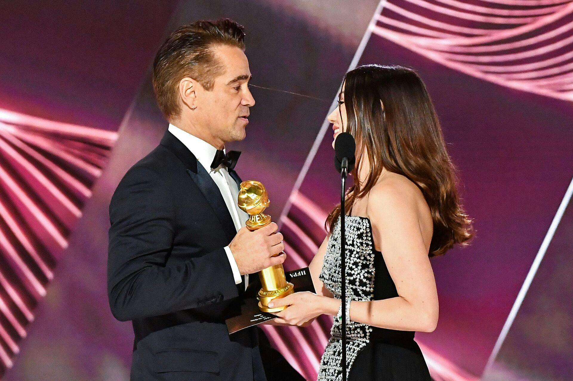 Colin Farrell og Ana De Armas på scenen til Golden Globes.