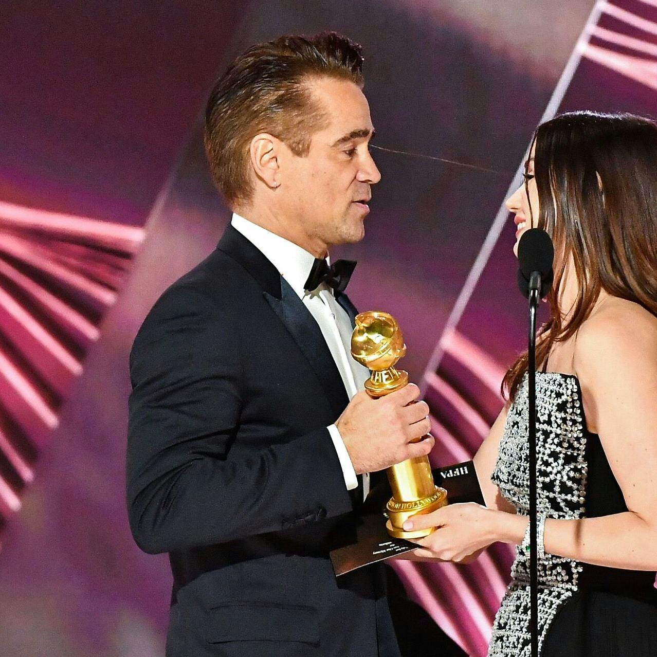 Colin Farrell og Ana De Armas på scenen til Golden Globes.
