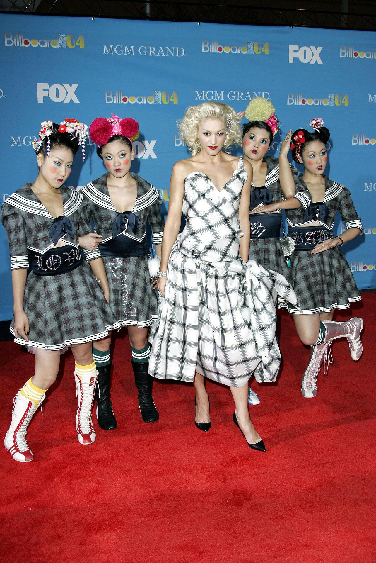 Gwen Stefani hyrede i 2044 disse dansere til at tage med hende rundt til events som et følge.