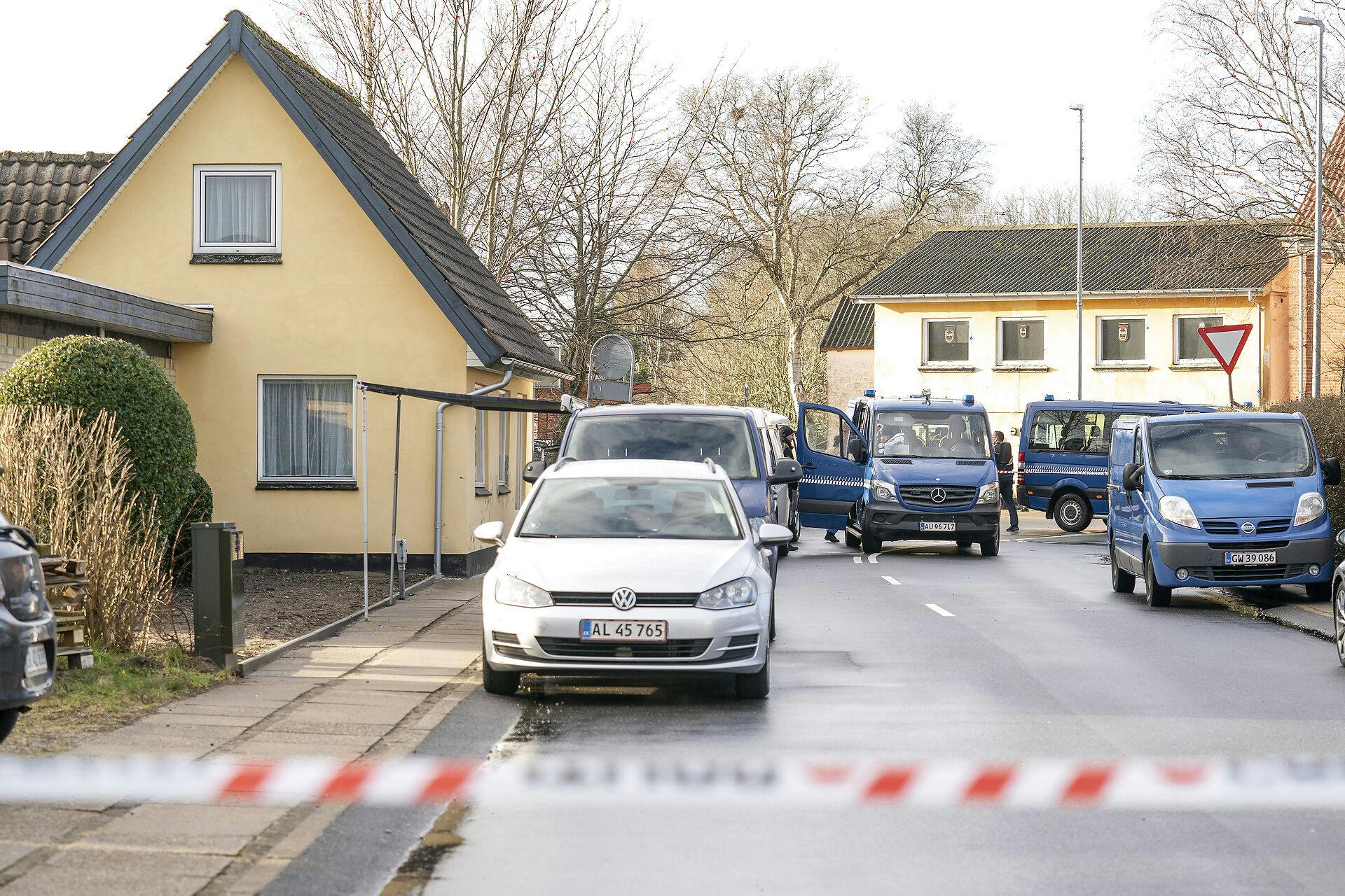 Politiet gravede blandt andet i husets gård (det gule hus til venstre, red) for at finde frem til Mia. Hun blev fundet i Dronninglund Storskov 10. februar