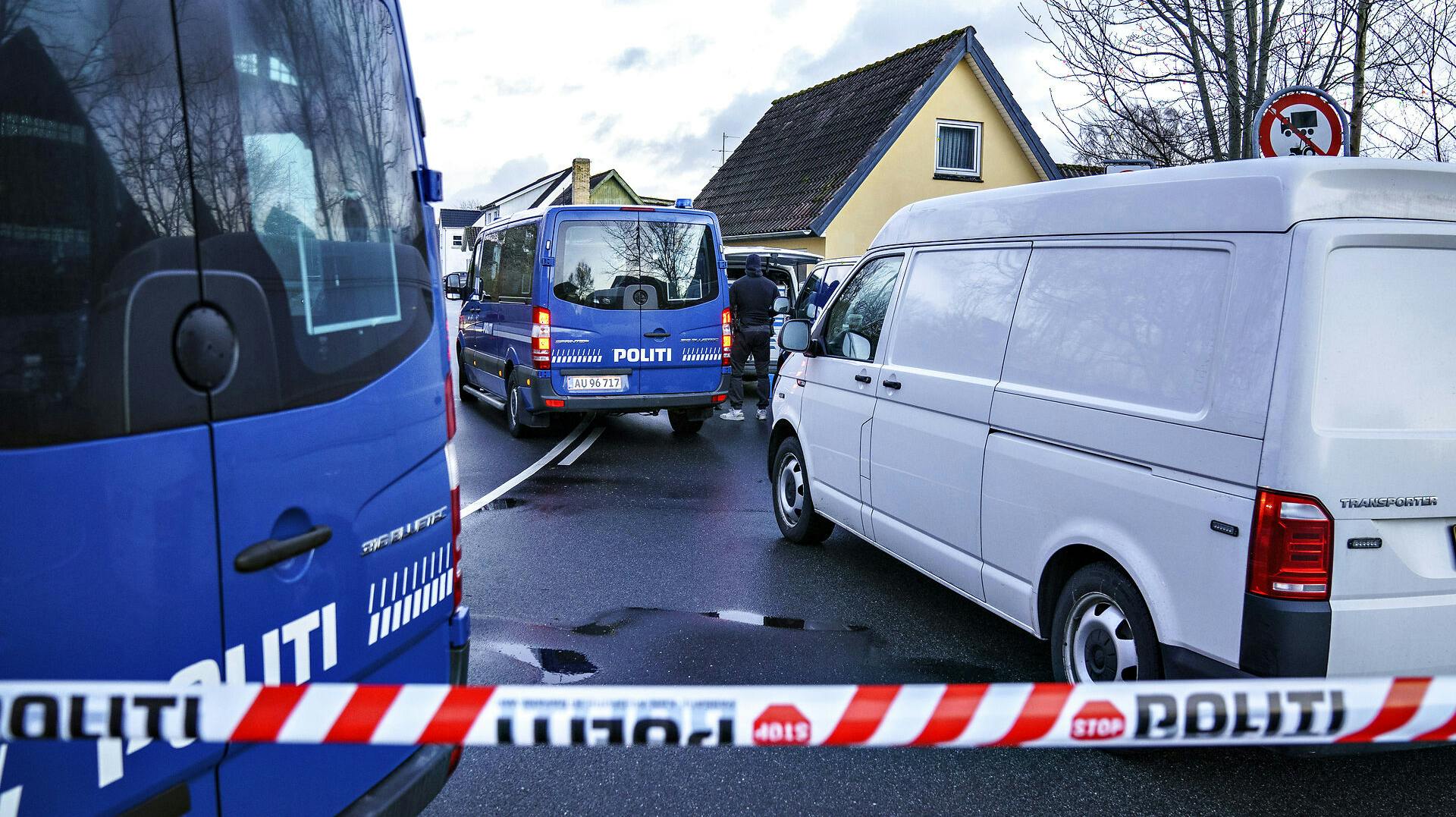 Politiet arbejdede i dagevis i og omkring den gule villa bag politiets varevogne, da efterforskningen af Mia Skadhauge Stevns forsvinden var på sit højeste. Nu er huset blevet solgt for anden gang siden den forfærdelige drabssag.