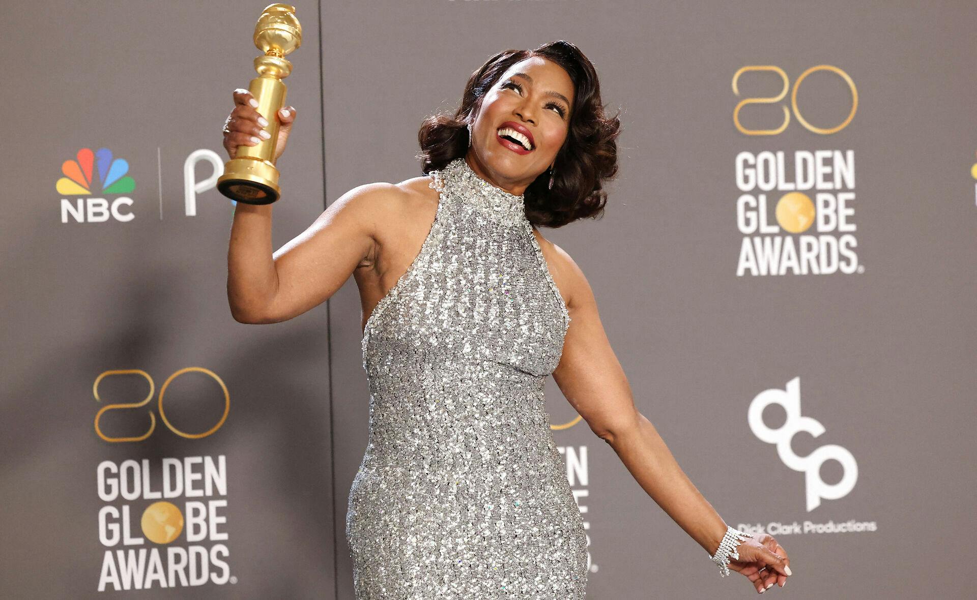 Angela Bassett med sin Golden Globe-pris.
