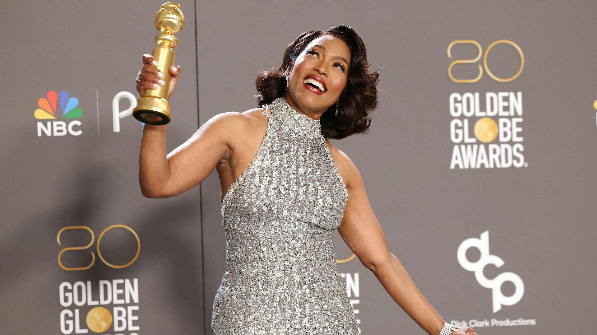 Angela Bassett med sin Golden Globe-pris.