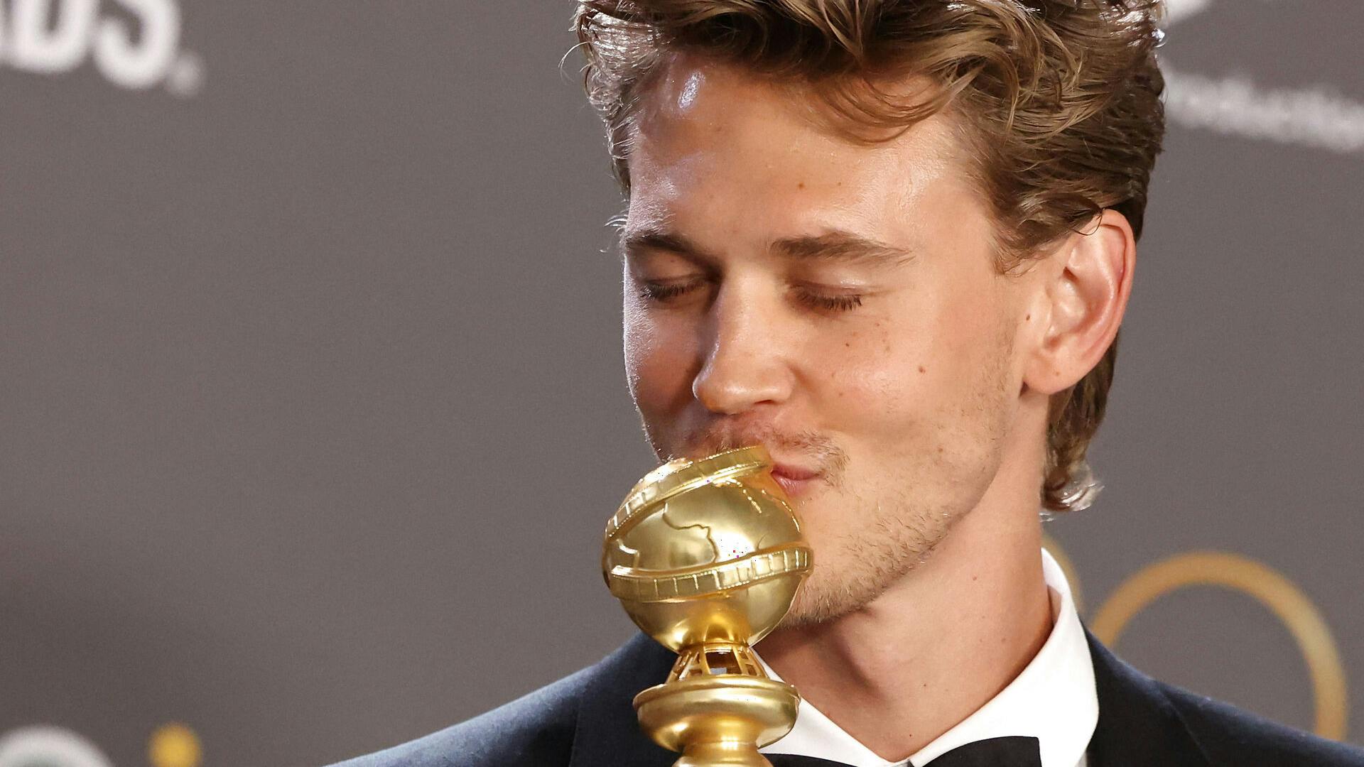 Austin Butler kysser sin statuette til Golden Globes.