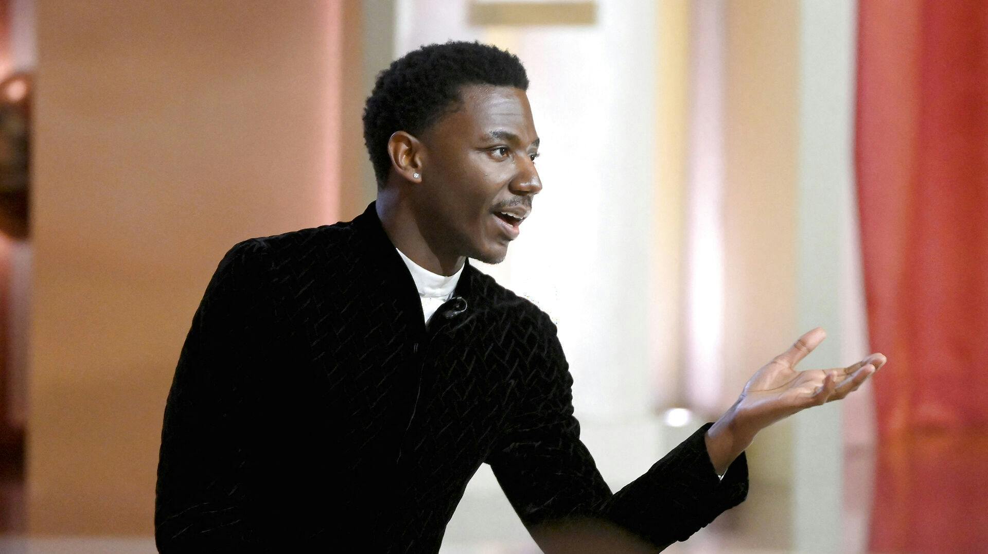 Jerrod Carmichael på scenen til Golden Globes.