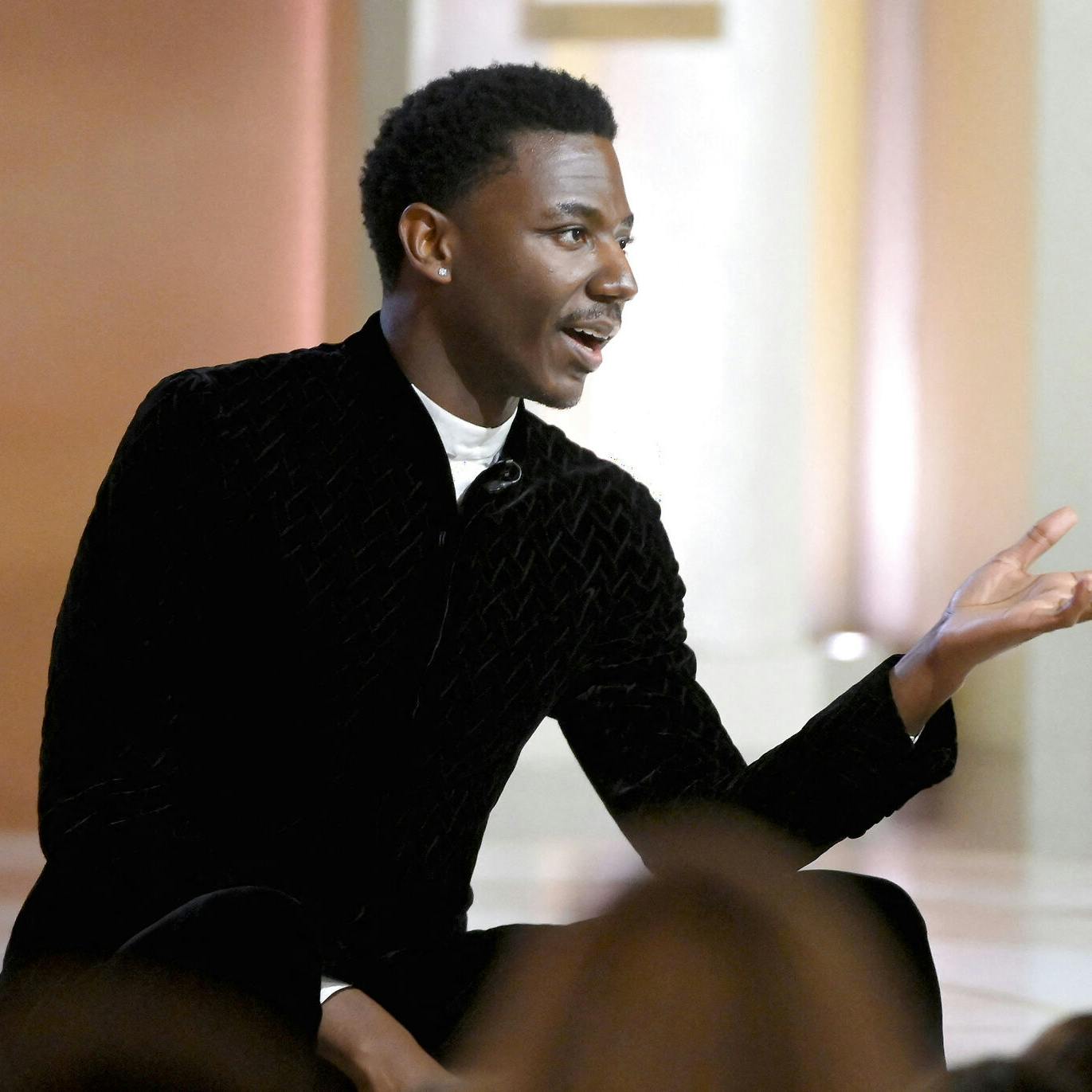 Jerrod Carmichael på scenen til Golden Globes.
