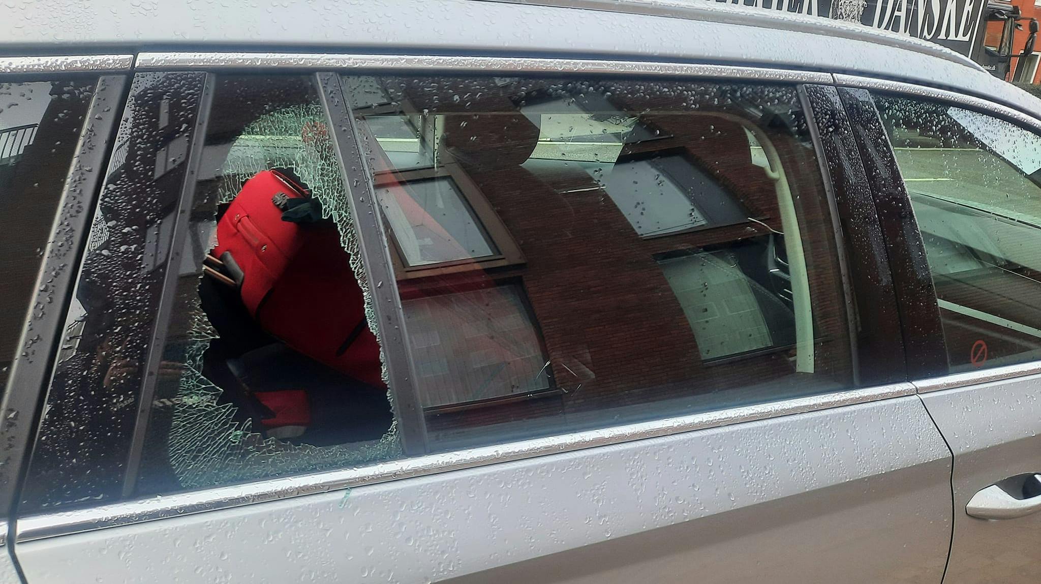 Ruden her blev smadret, og urnen blev efterfølgende stjålet.