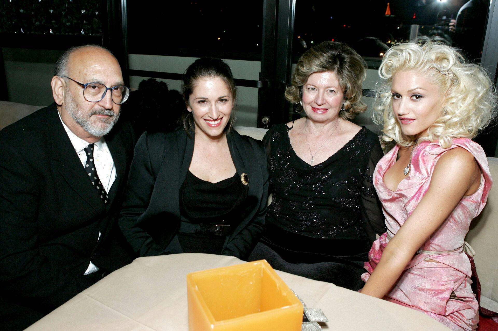 Gwen Stefani (til højre) med sin far Dennis, søsteren Jill (i midten) og mor, Patti.