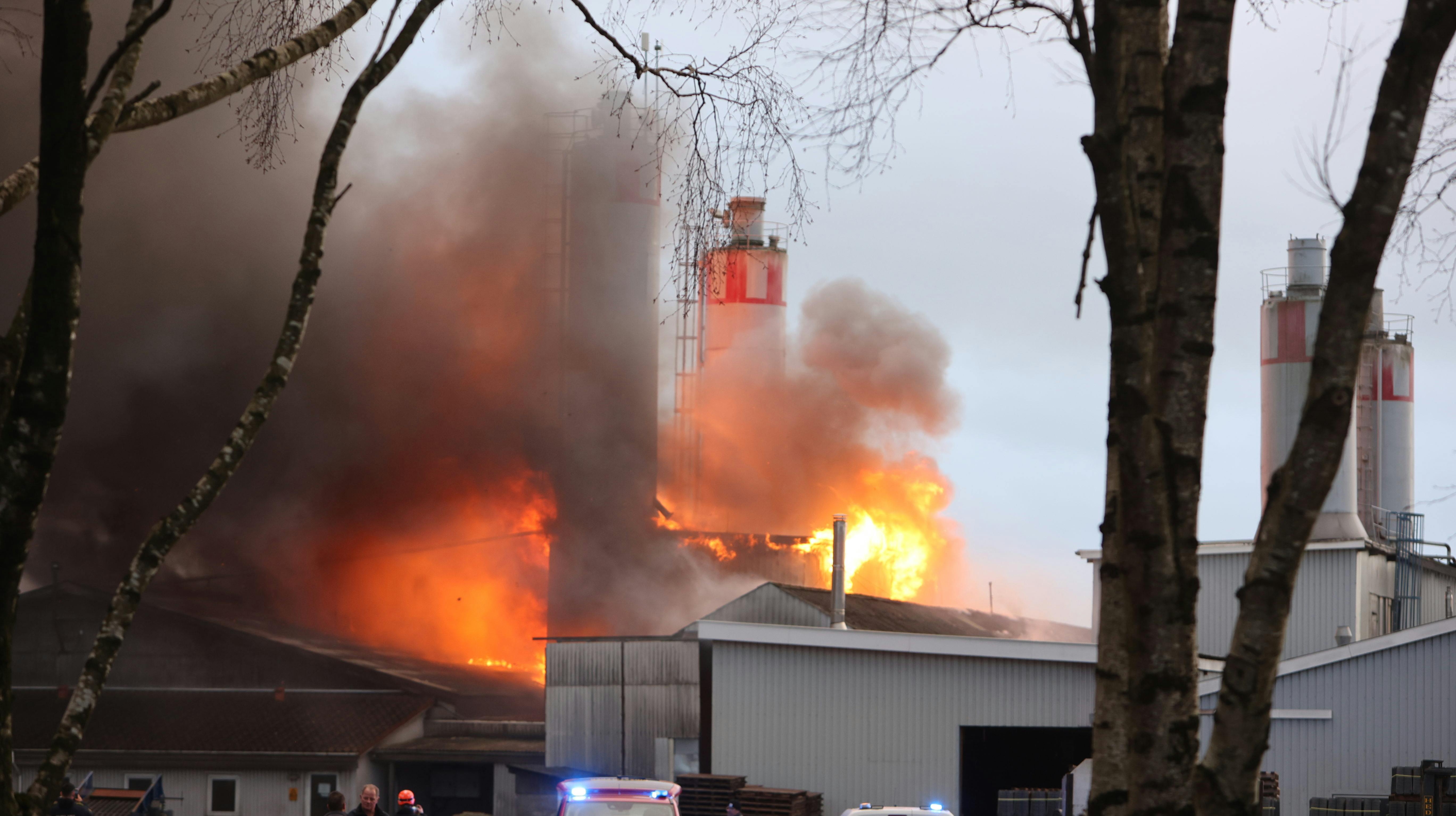 Store flammer og tyk, sort røg har omringet lagerbygningen i Ikast onsdag eftermiddag