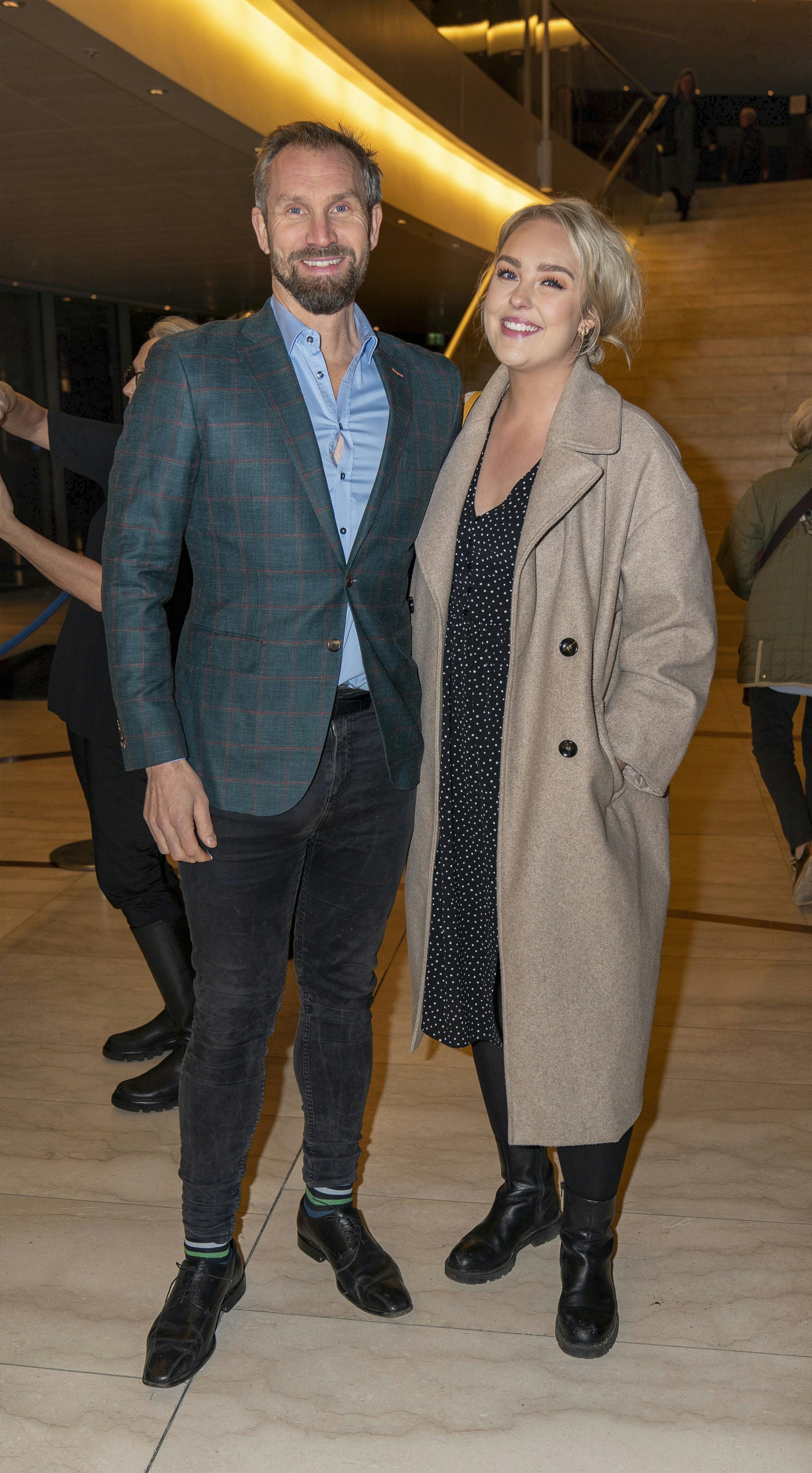 Julia Sofia havde taget sin kæreste, Mark Abildhauge, med til repremiere på operaen "La traviata" i Den Kongelige Opera.