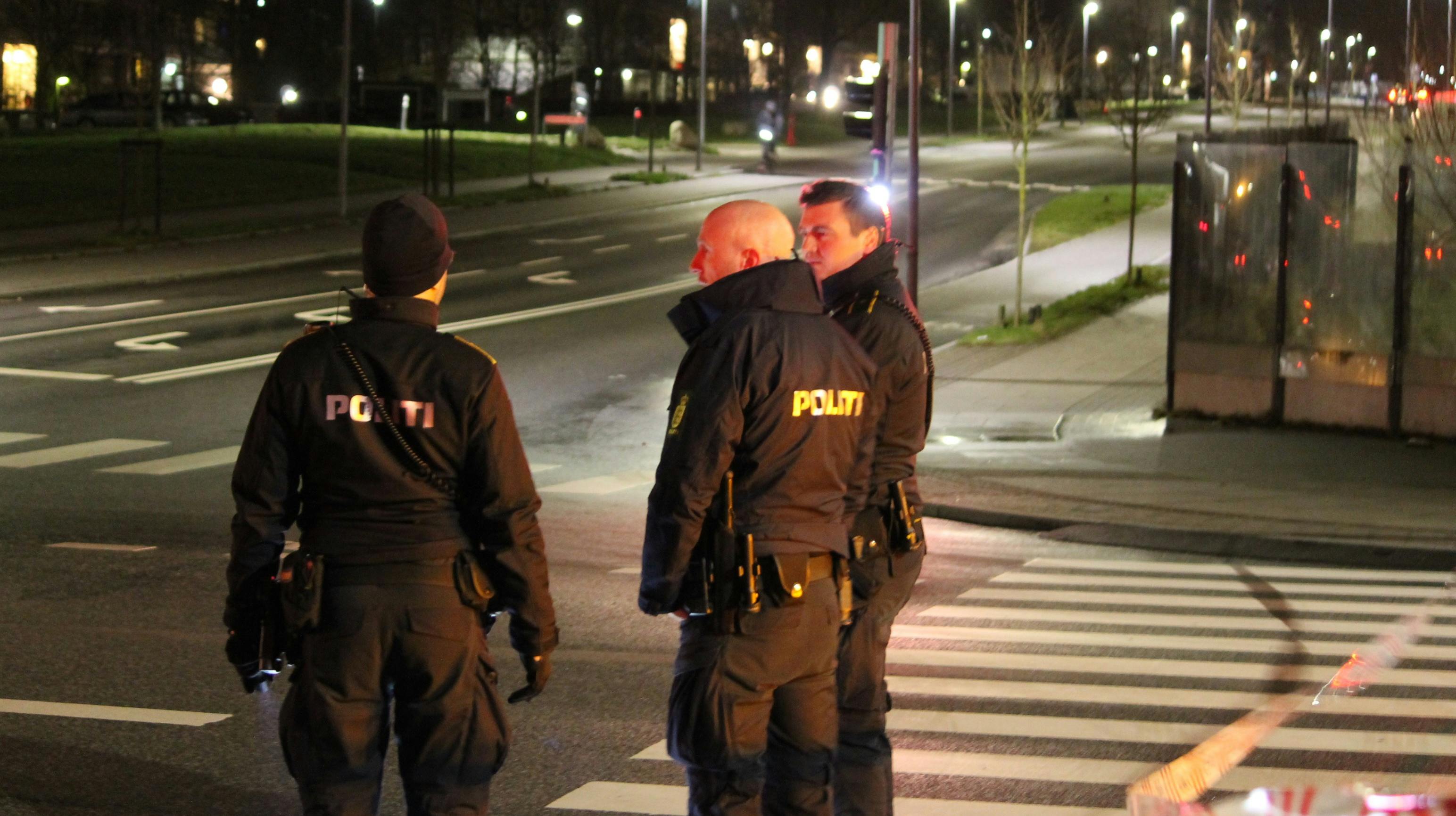 Politiet har afspærret veje i Aarhus.