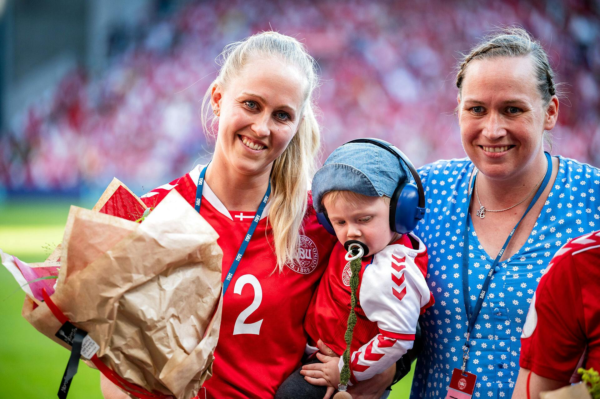 Lille Otto var med, da Line Røddik Hansen (t.v.) og Stina Lykke Pedersen sidste sommer blev hyldet for deres indsats på landsholdet. Det skete inden venskabskampen i Parken mellem Danmark og Brasilien.