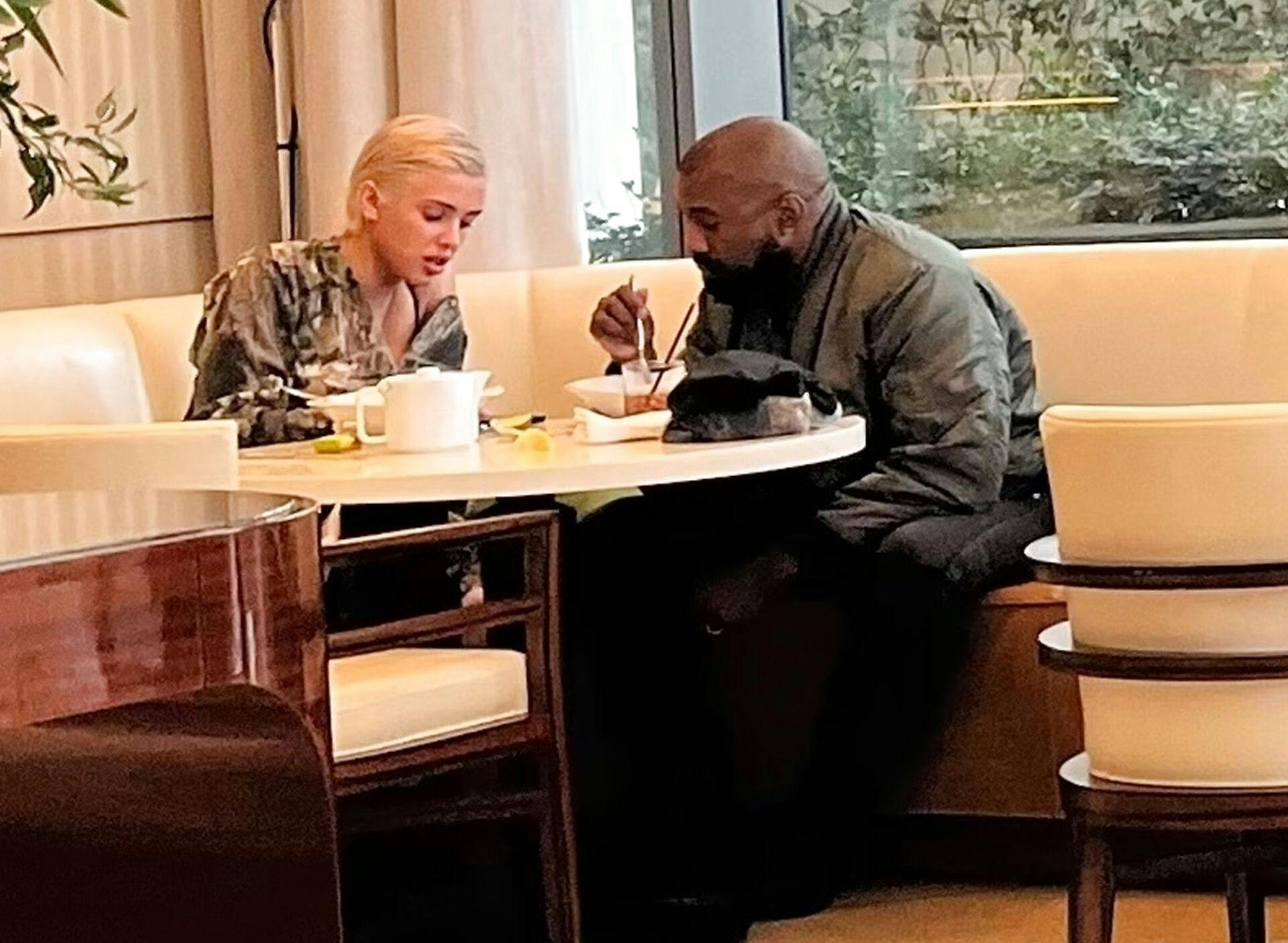 Kanye West spiste morgenmad med arkitekten Bianca Censori tidligere på måneden.
