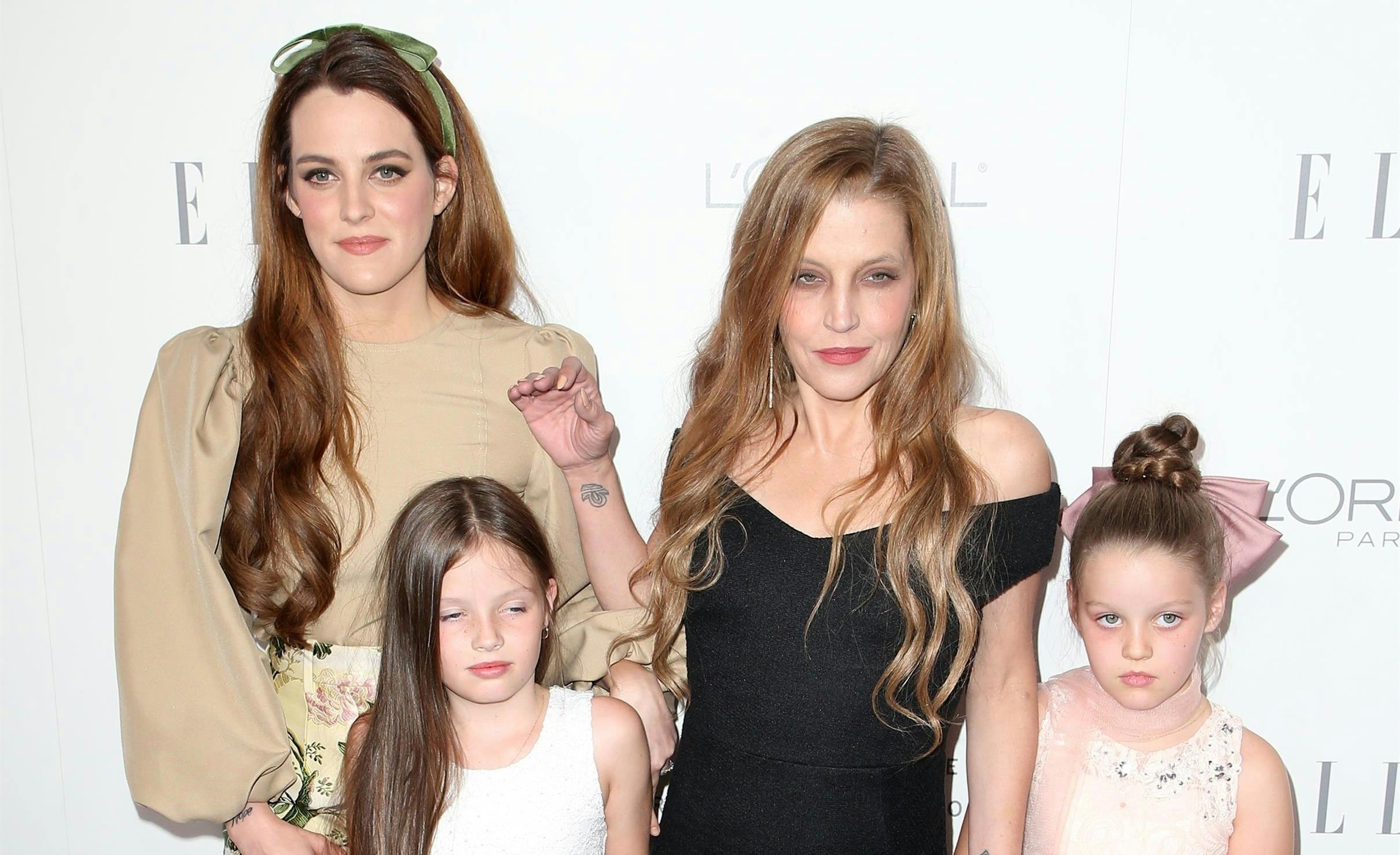 Lisa Marie Presley ses her med sine tre døtre: Riley Keough og tvillingerne Finley og Harper Lockwood.&nbsp;
