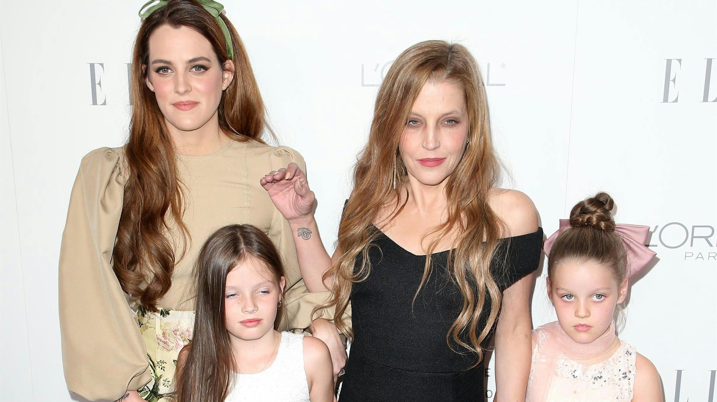 Lisa Marie Presley ses her med sine tre døtre: Riley Keough og tvillingerne Finley og Harper Lockwood. nbsp;