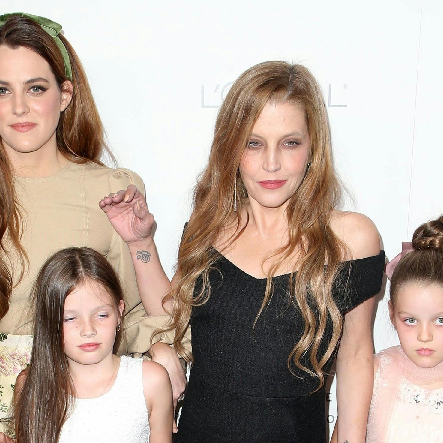Lisa Marie Presley ses her med sine tre døtre: Riley Keough og tvillingerne Finley og Harper Lockwood. 