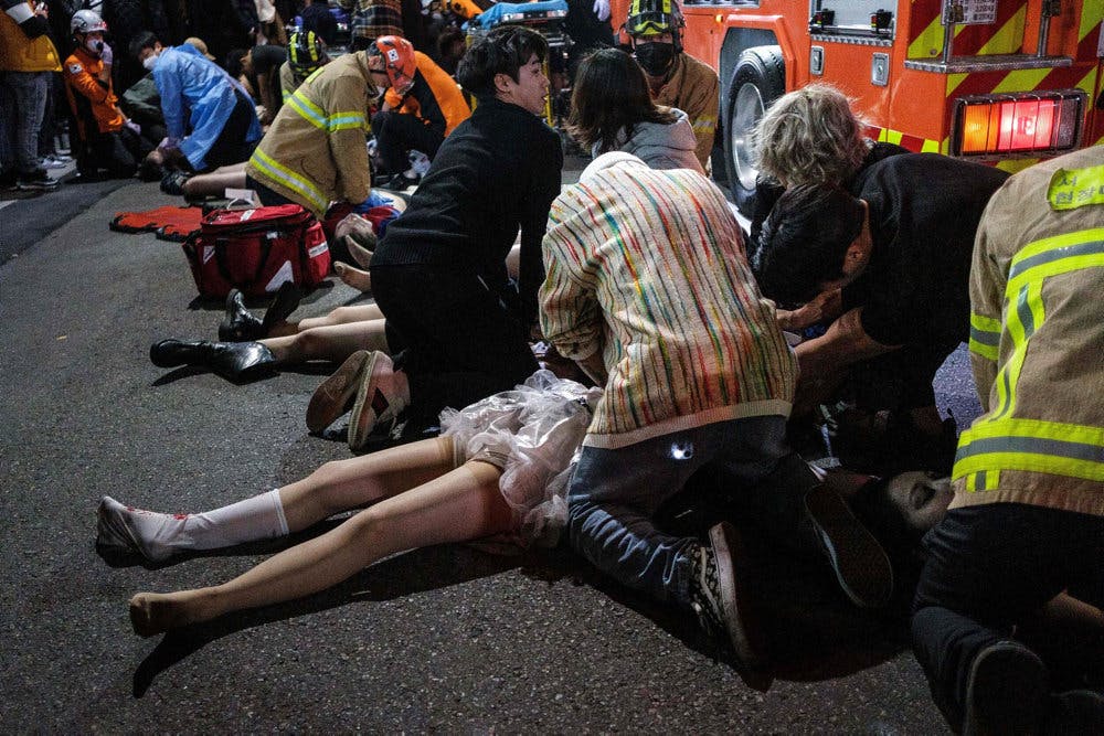 Det gik frygteligt galt, da titusinder af unge sydkoreanere 29. oktober forsøgte at presse sig ind i nattelivskvarteret Itaewon i Seoul for at deltage i den årlige halloween-fest.