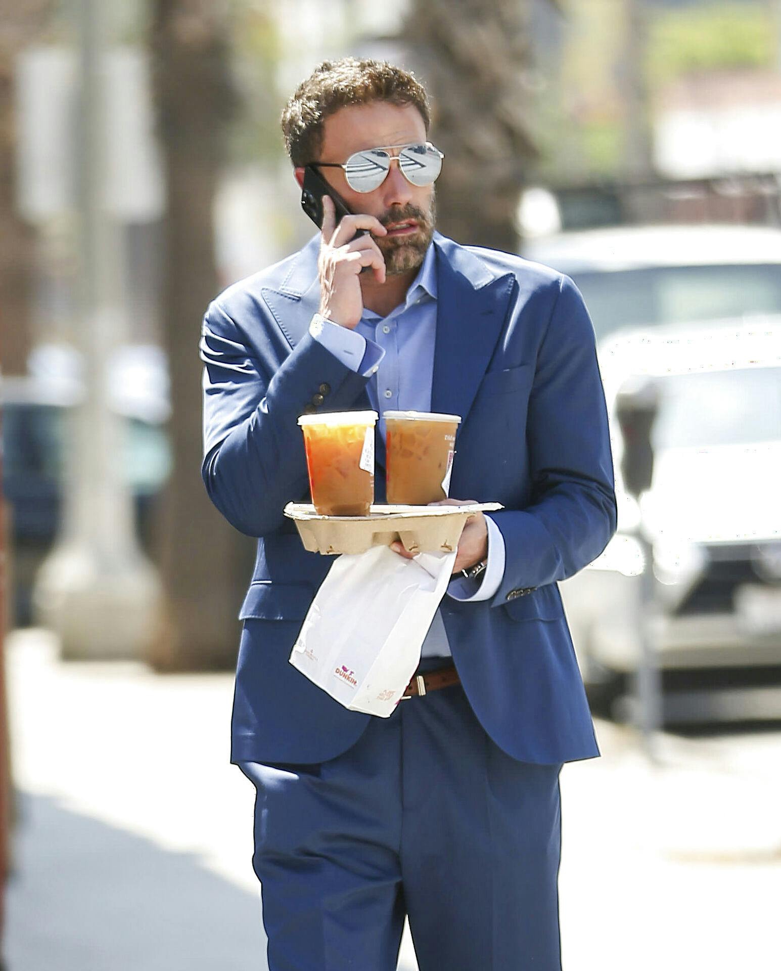 Ben Affleck fanger sig lidt Dunkin' Donuts i september 2022.
