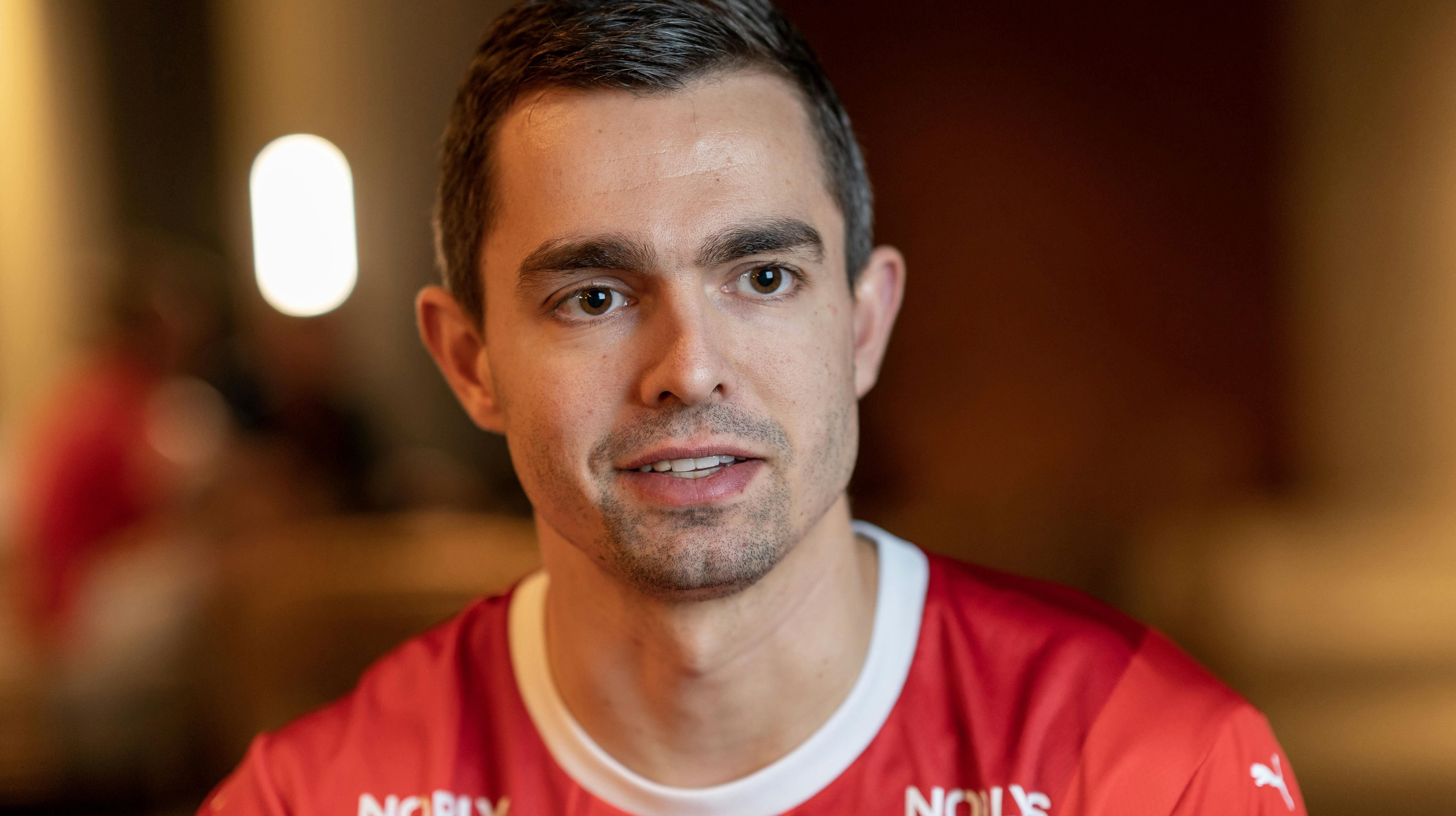 Landsholdsprofilen må se til fra bænken, når Danmark i aften spiller mod Belgien. 