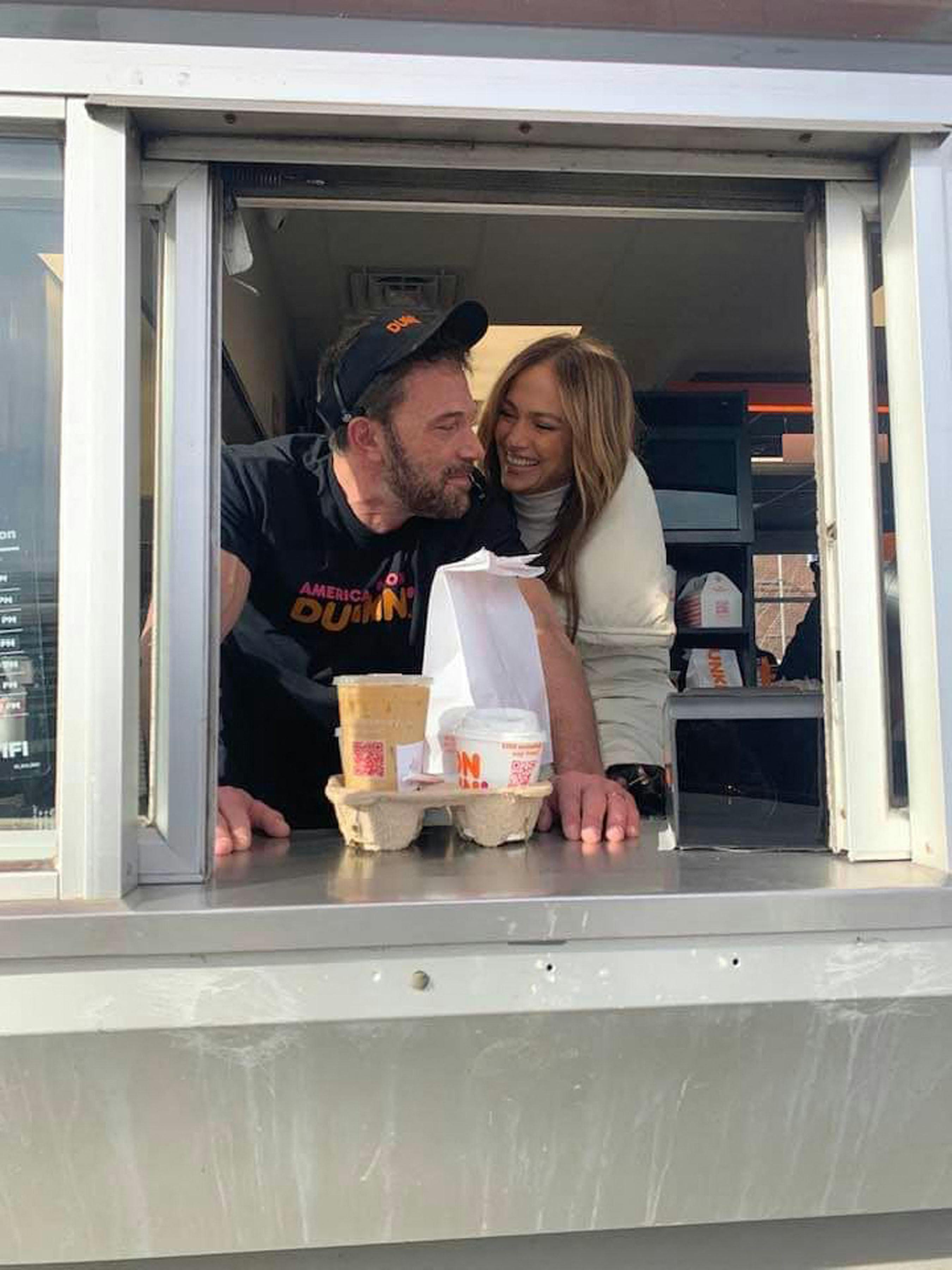 Ben Affleck og Jennifer Lopez havde masser af sjov med indspille hos Dunkin' Donuts.
