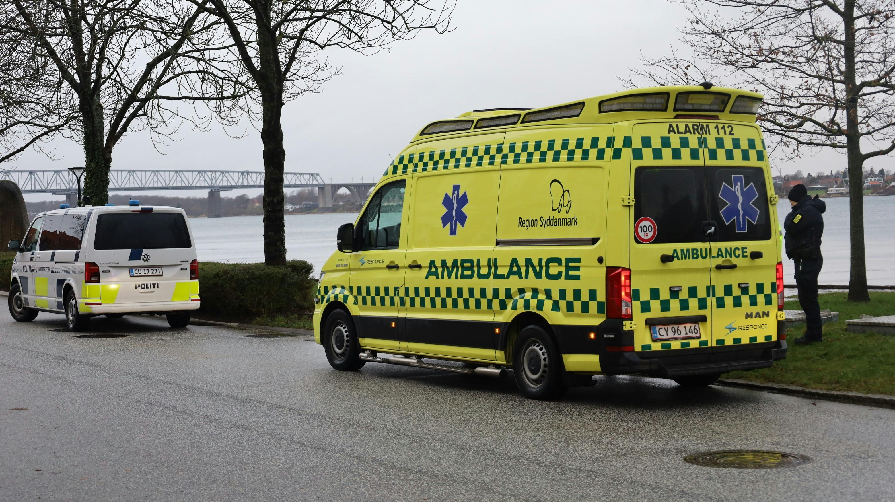Fredag formiddag er en mand er fundet død i vandet ved Middelfart Havn.