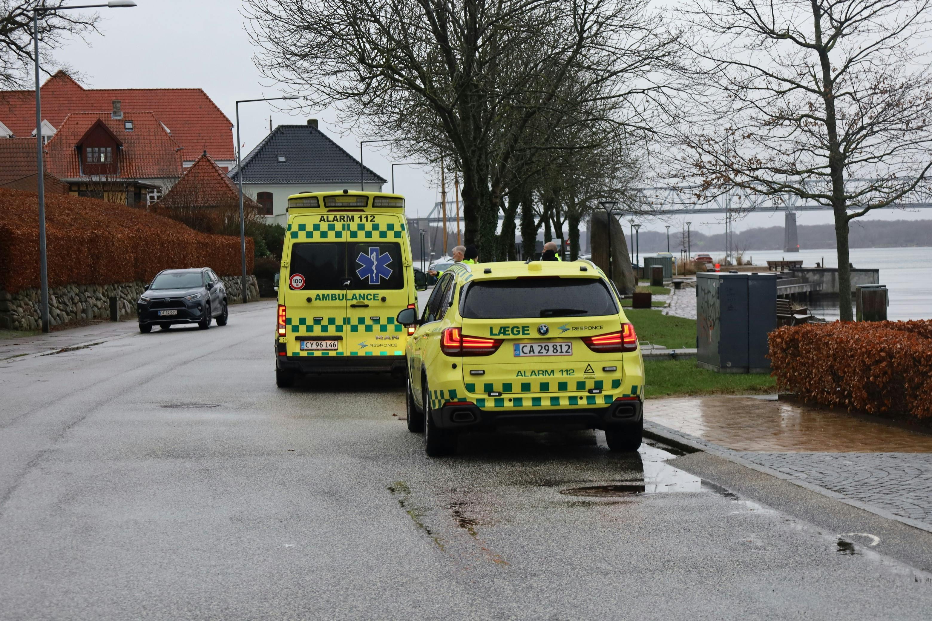 Ambulance og lægebil ved Middelfart Havn fredag formiddag.