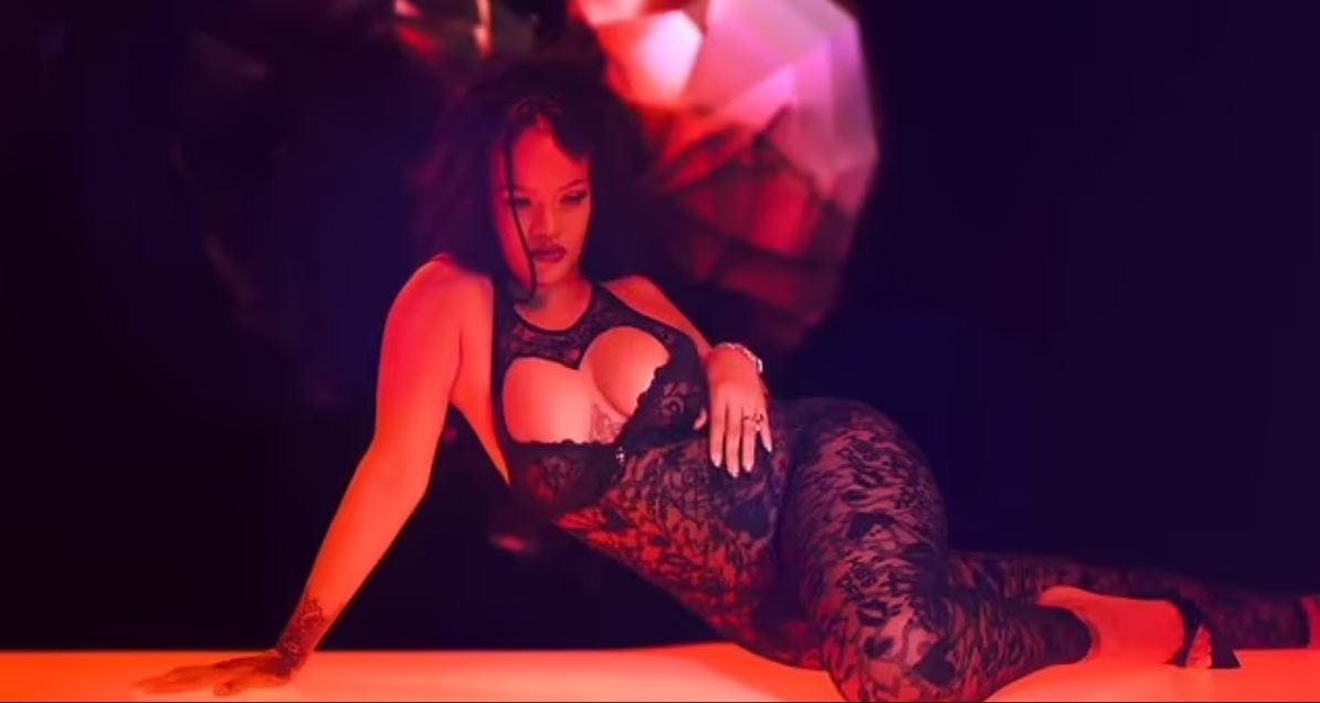 Rihanna i reklamevideoen til en ny kollektion af hendes eget undertøjsmærke Savage X Fenty. 