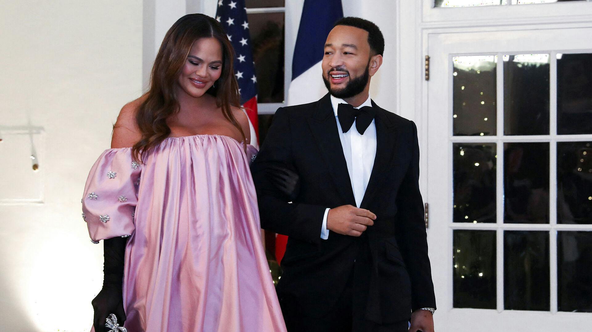 Efter de på tragisk vis mistede deres søn ved fødslen i 2020, kan Chrissy Teigen og John legend nu byde barn nummer tre velkommen i familien. 