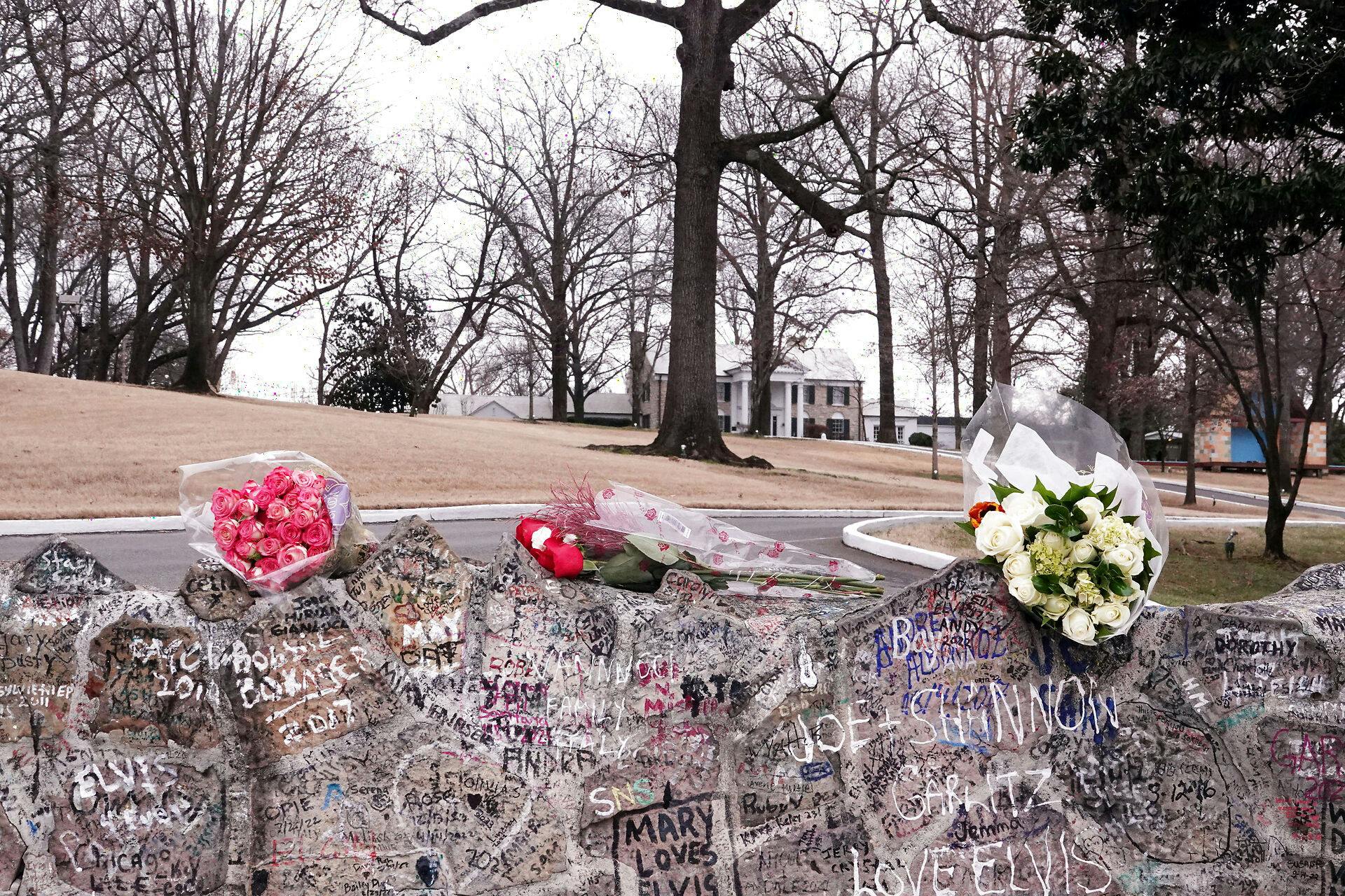 Kort efter dødsfaldet begyndte fans at lægge blomster her ved Graceland, hvor Elvis ligger begravet. Her skal hans datter, Lisa Marie Presley, også have sit sidste hvilested.