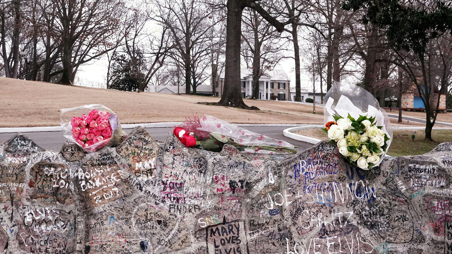 Kort efter dødsfaldet begyndte fans at lægge blomster her ved Graceland, hvor Elvis ligger begravet. Her skal hans datter, Lisa Marie Presley, også have sit sidste hvilested.