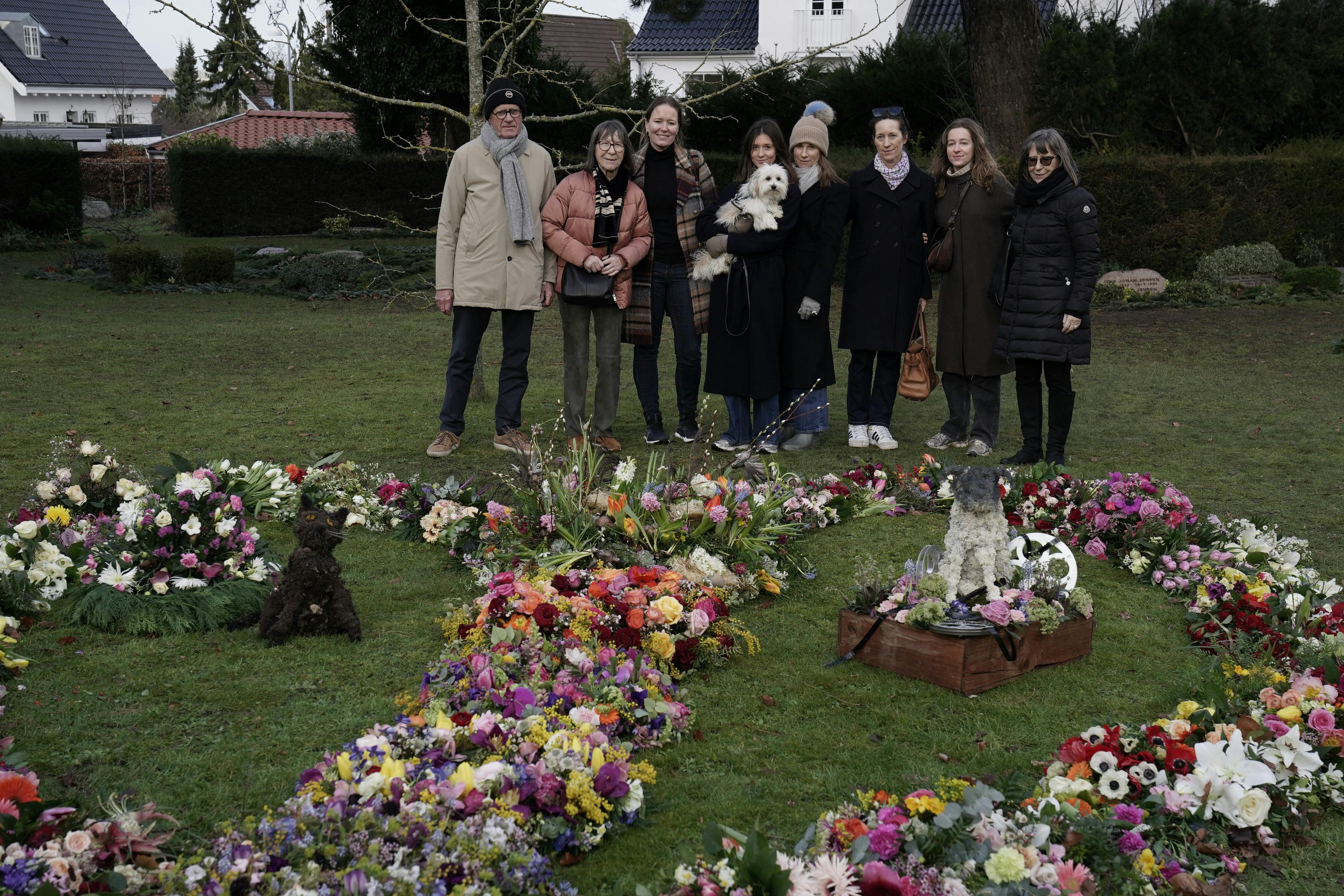 Lise Nørgaards familie samlet på kirkegården
