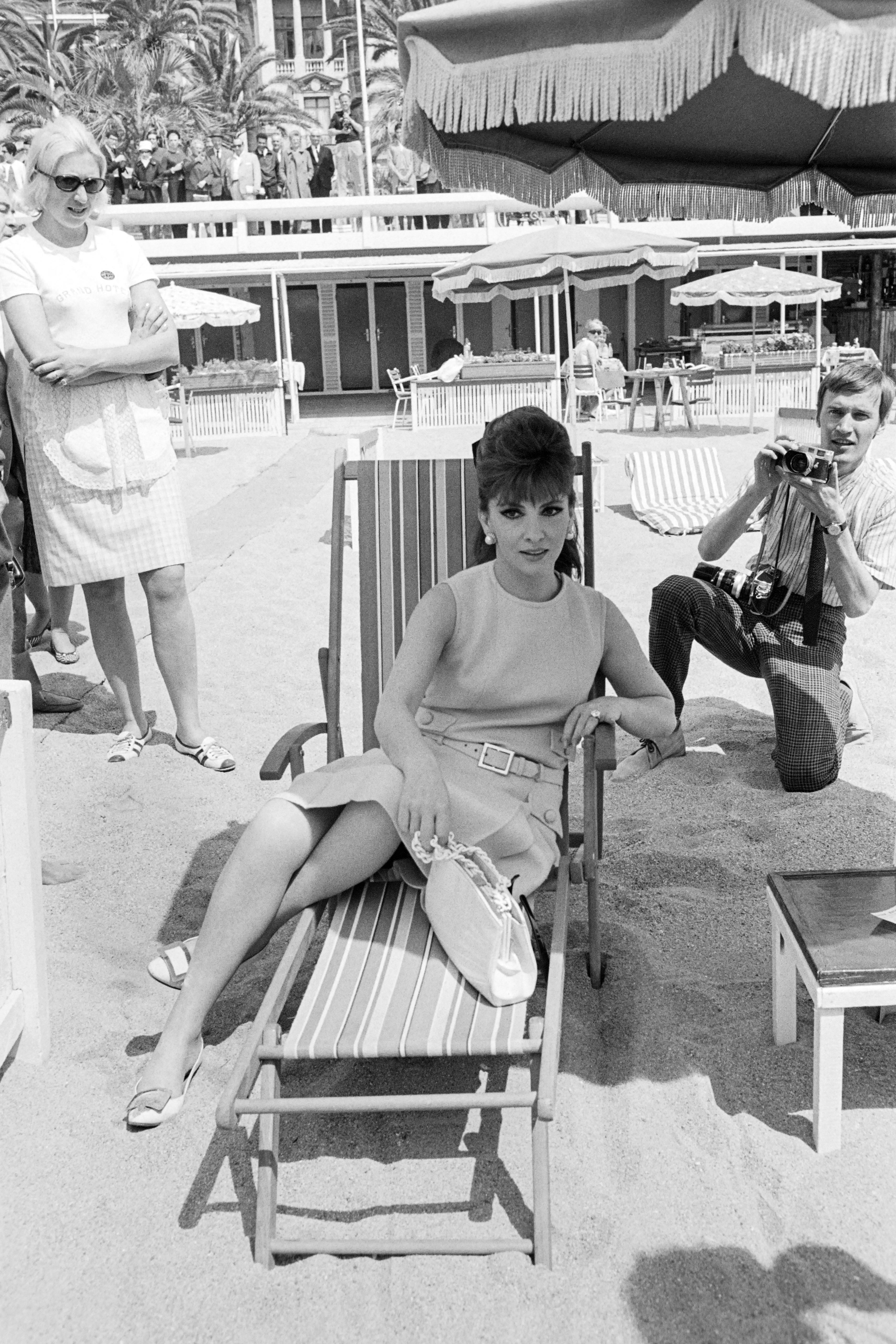 Gina Lollobrigida poserer for fotograferne under den internationale filmfestival i Cannes i 1967