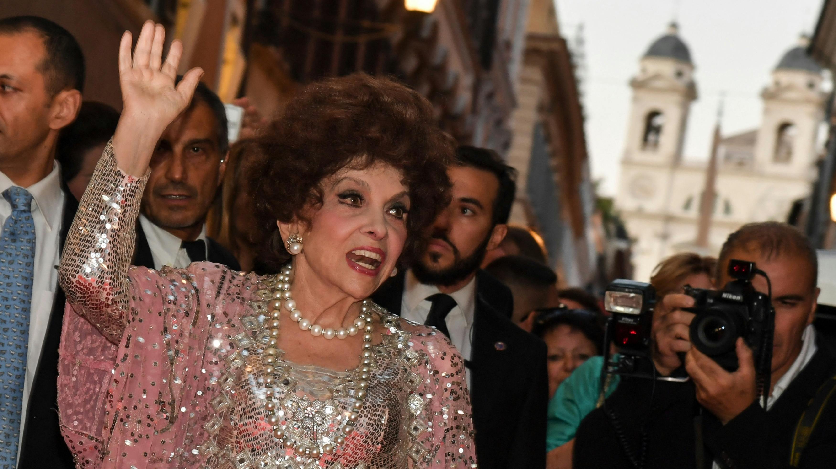 Den nu afdøde skuespillerinde Gina Lollobrigida vinker til fans i 2017