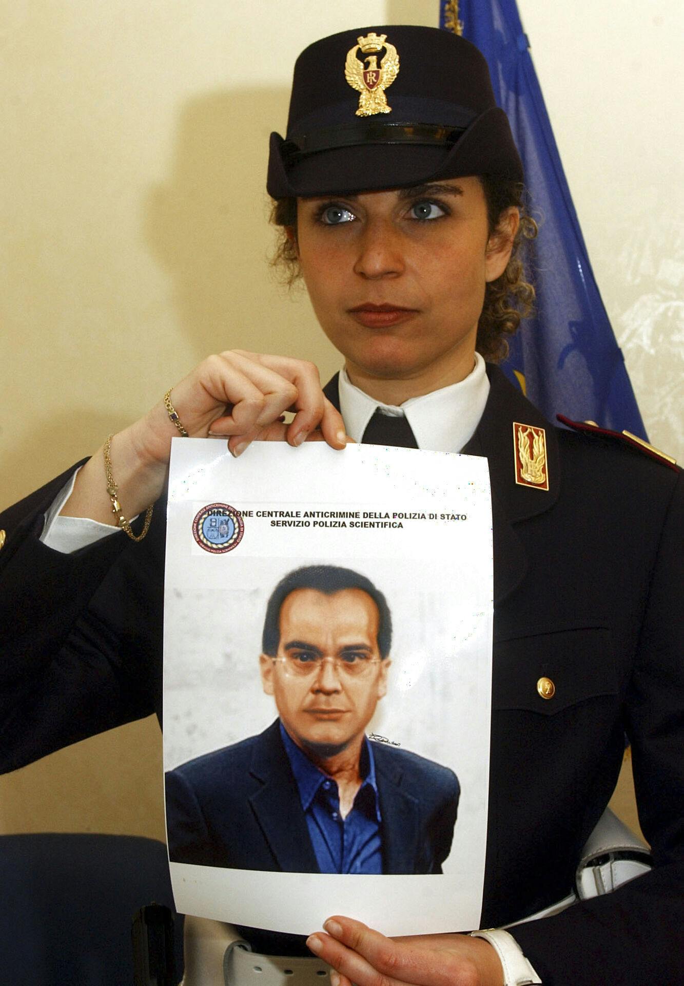 En politikvinde fremviser et computergenereret billede af mafiabossen. Fotoet er fra 2007.
