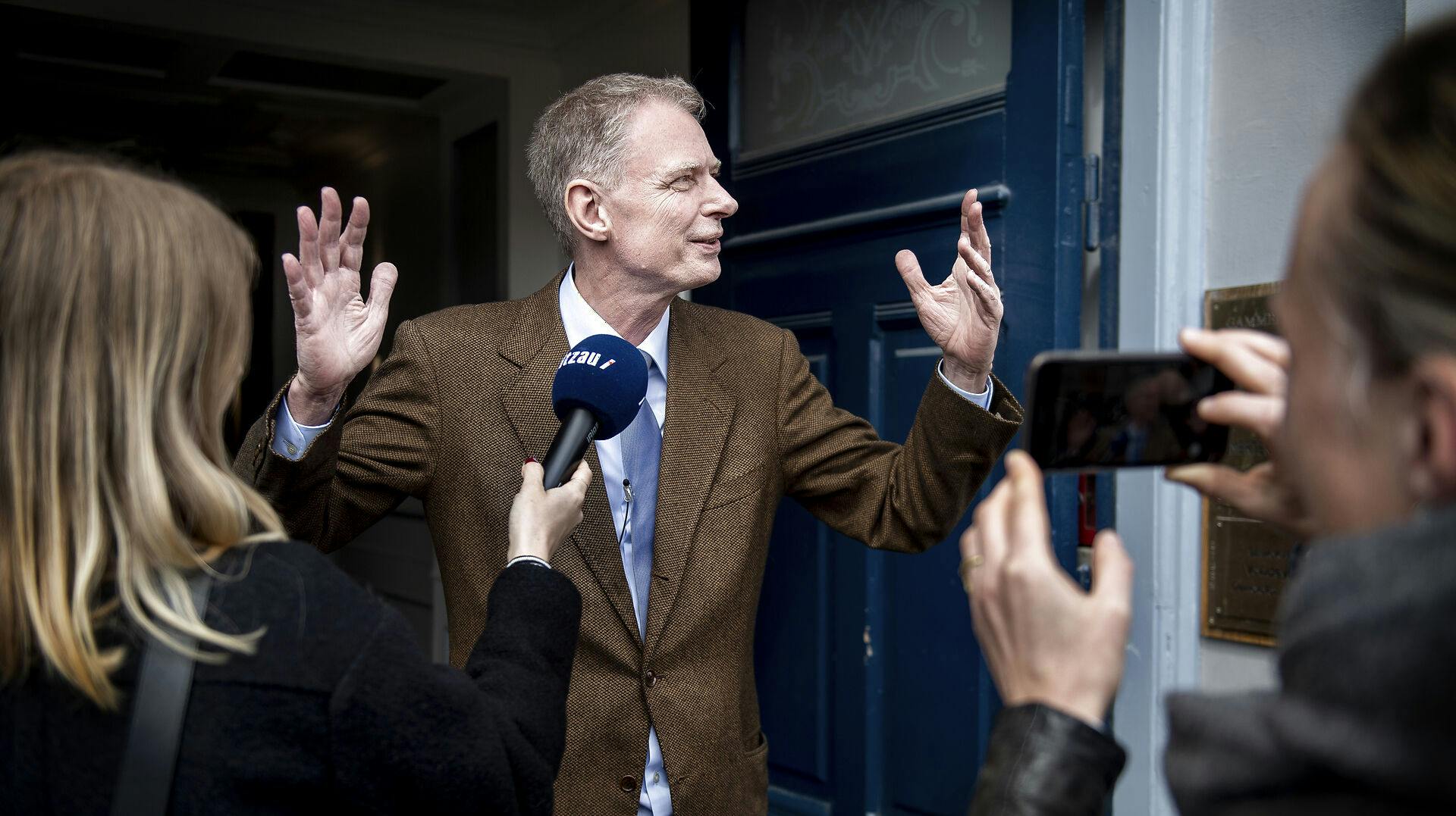 Klaus Riskær Pedersen har angiveligt sendt mindst en halv million kroner videre fra et privat firma til sit eget parti, selvom han hverken er direktør eller ejer af selskabet.