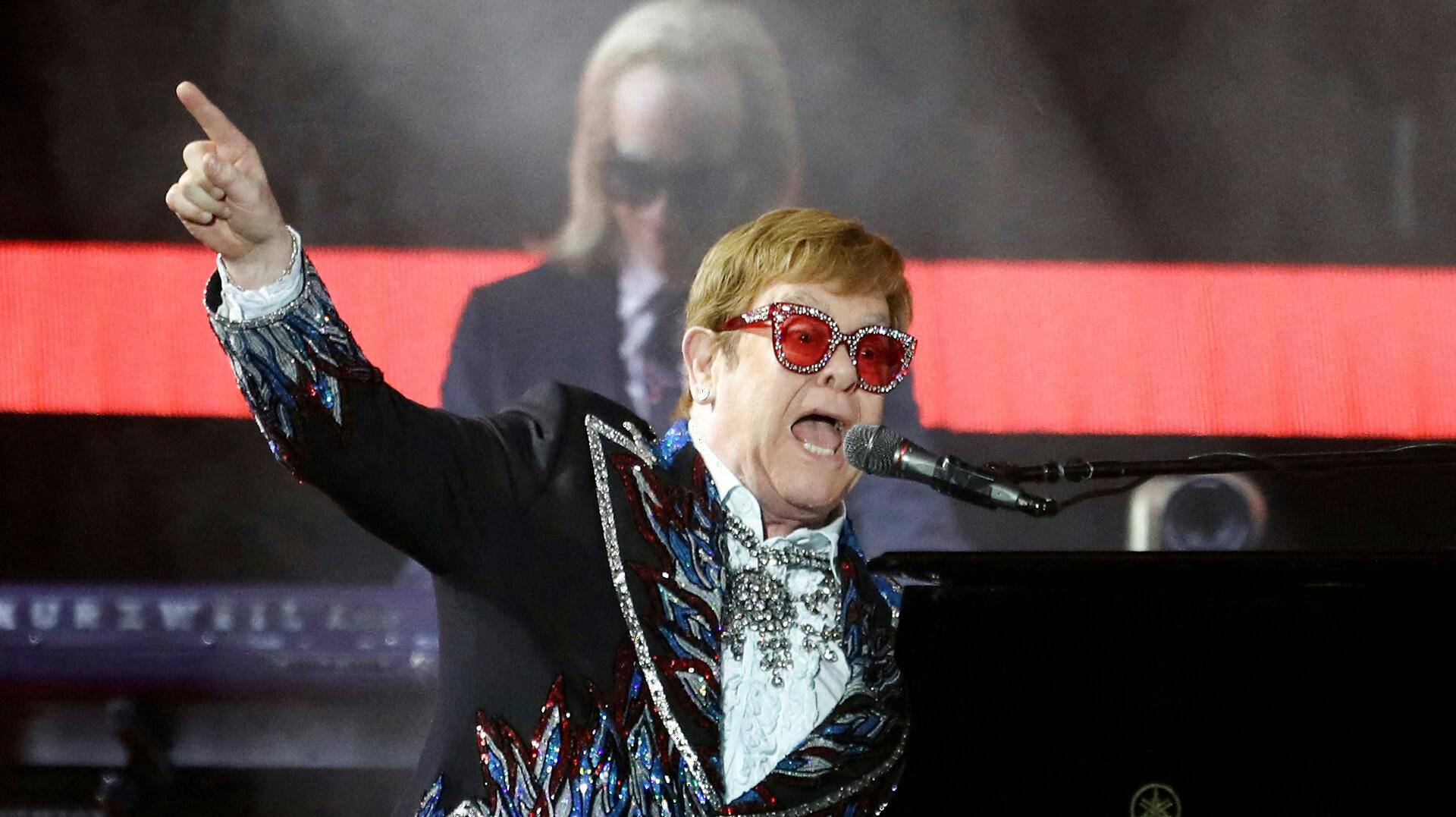 Elton John er i gang med sin "Farewell Yellow Brick Road"-tour, som også tager ham forbi Danmark til den 5. juli.