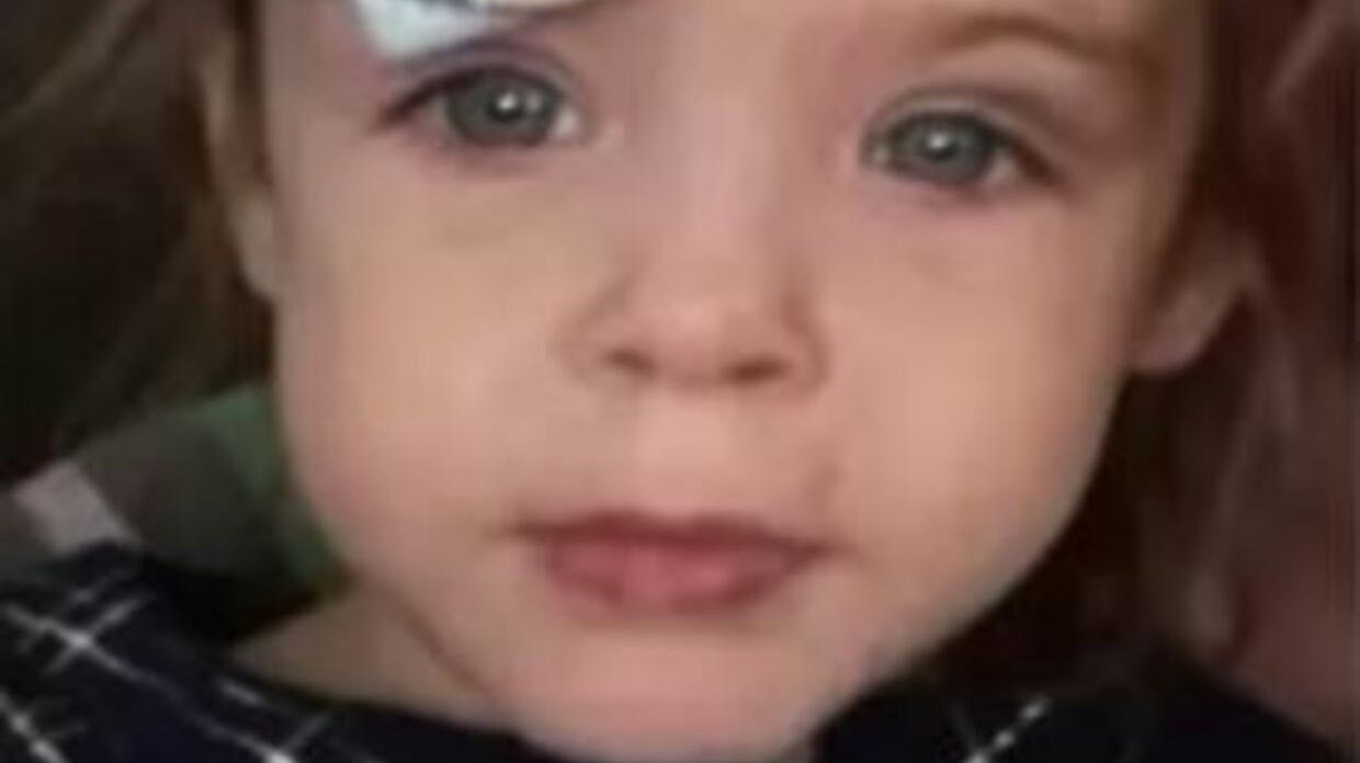 Den lille Athena er stadig forsvundet, mens hendes storesøster blev fundet uskadt. 