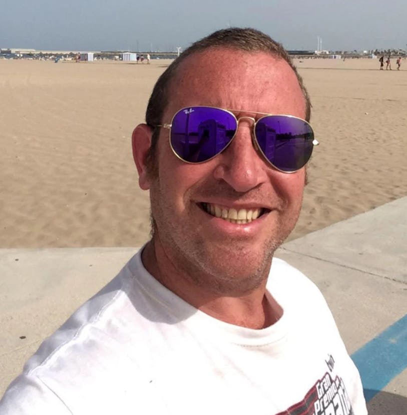 Betjenten var kendt for sin truende og dominerende adfærd blandt kollegaerne. Selvom det lykkedes ham at begå overgreb over i alt 17 år, så lod det aldrig til at gå op for den kreds, Carrick arbejdede for. 