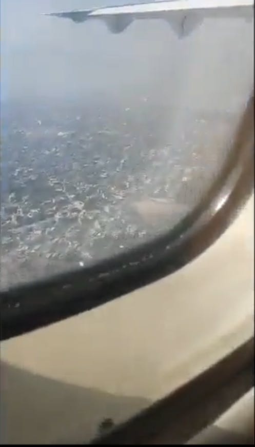 En indisk mand sendte live fra Facebook i de sekunder, hvor et fly søndag styrtede ned i Nepal.