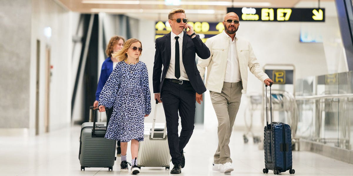 "Agent" følger den noget pressede Joe (i skikkelse af Esben Smed), der arbejder som agent for kunstnere i underholdningsbranchen. Det er blandt andet forholdet til datteren (spillet af Selma Sol í Dali Pape), som han kæmper med at finde ove