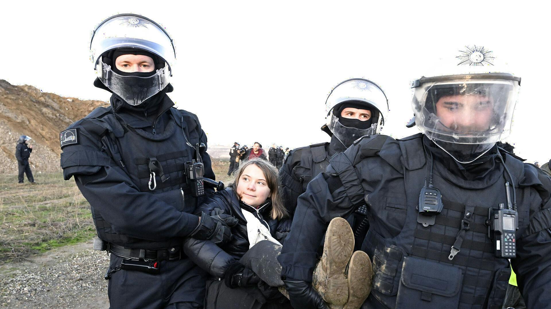 Gretha Thunberg bliver ført væk af politiet for anden gang i kulbyen Lützerath i Tyskland.