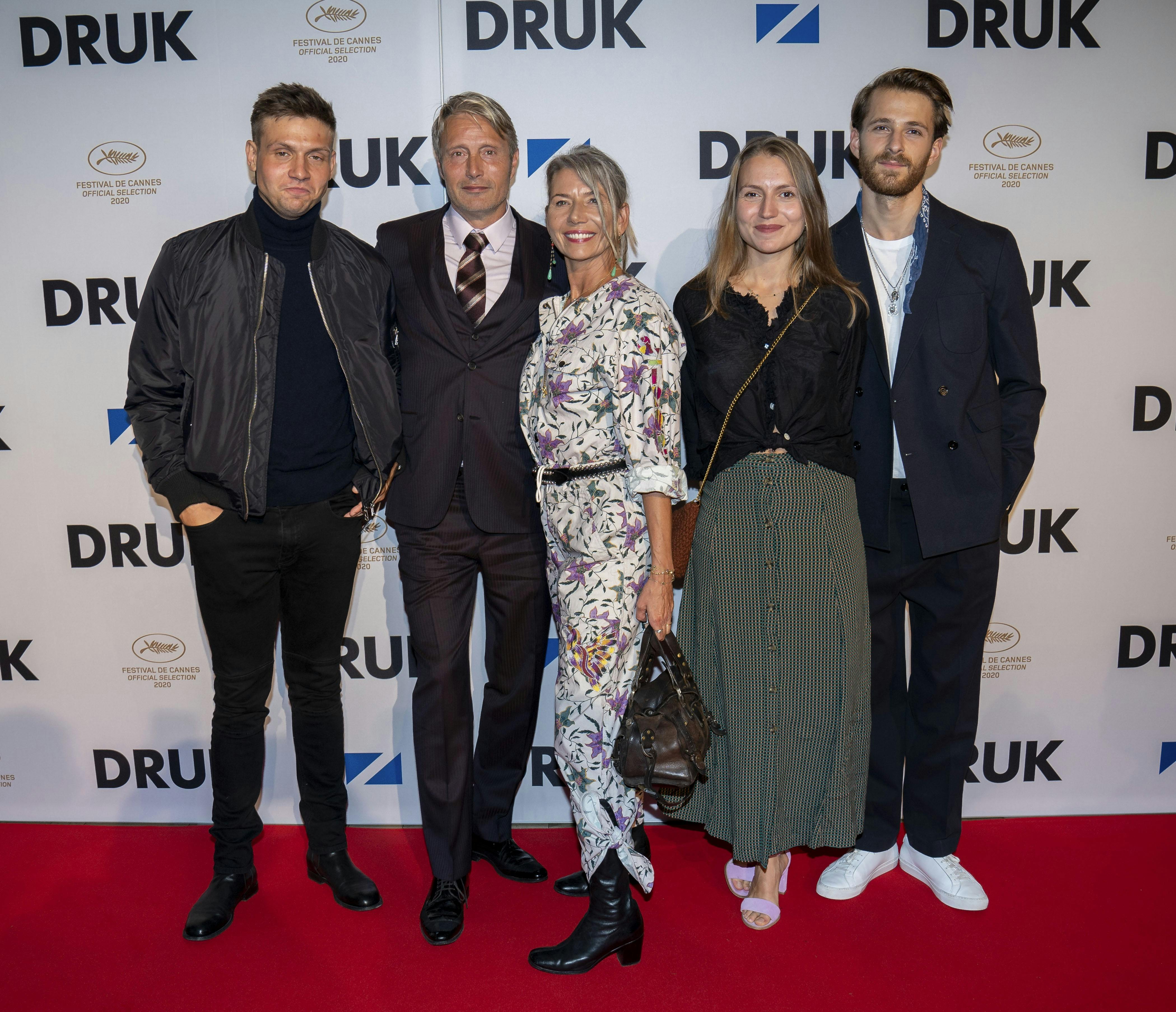 31-årige stjernedatter Viola Jacobsen venter sit første barn sammen med sin kæreste, Conrad, yderst til højre. Det betyder at Mads Mikkelsen, 57, og Hanne Jacobsen, 62, snart får et lille barnebarn, som de kan forkæle.
